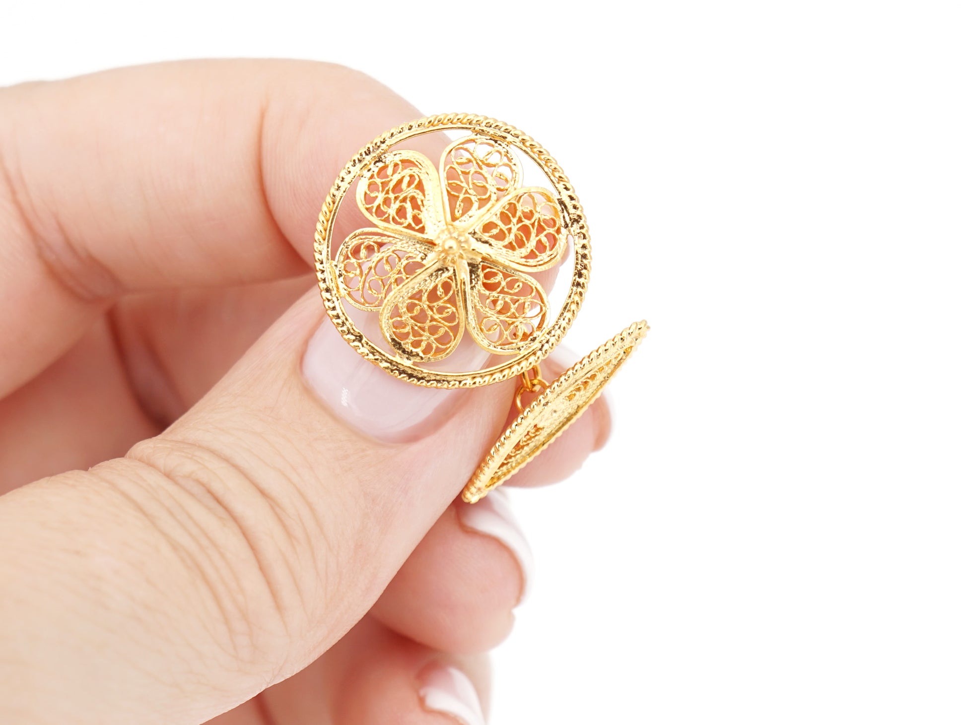 Botões de Punho Redondos Herança, Filigrana Portuguesa, Prata de Lei 925 Dourada - Pormenor na Mão