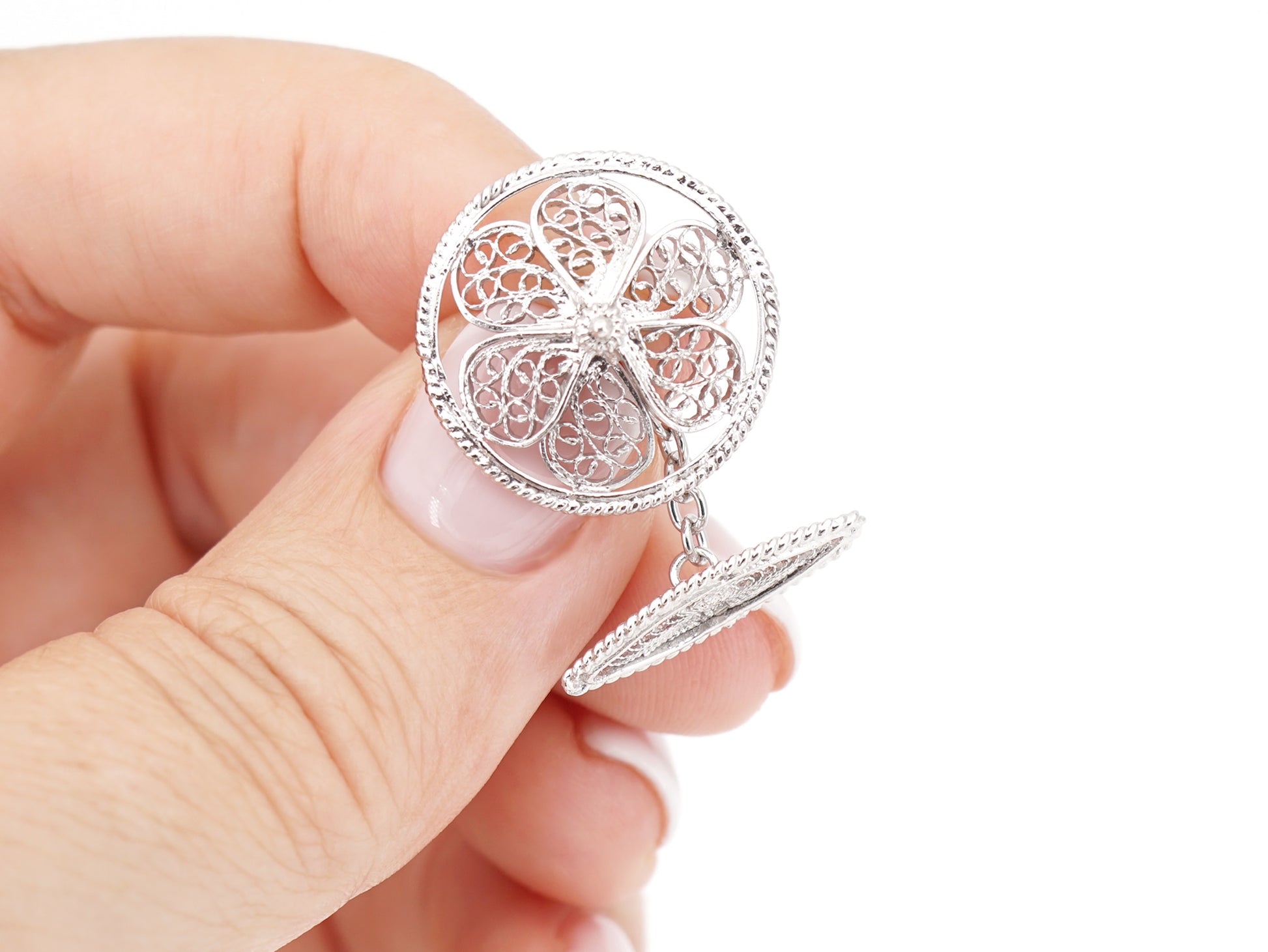 Botões de Punho Redondos Herança, Filigrana Portuguesa, Prata de Lei 925 - Pormenor na Mão