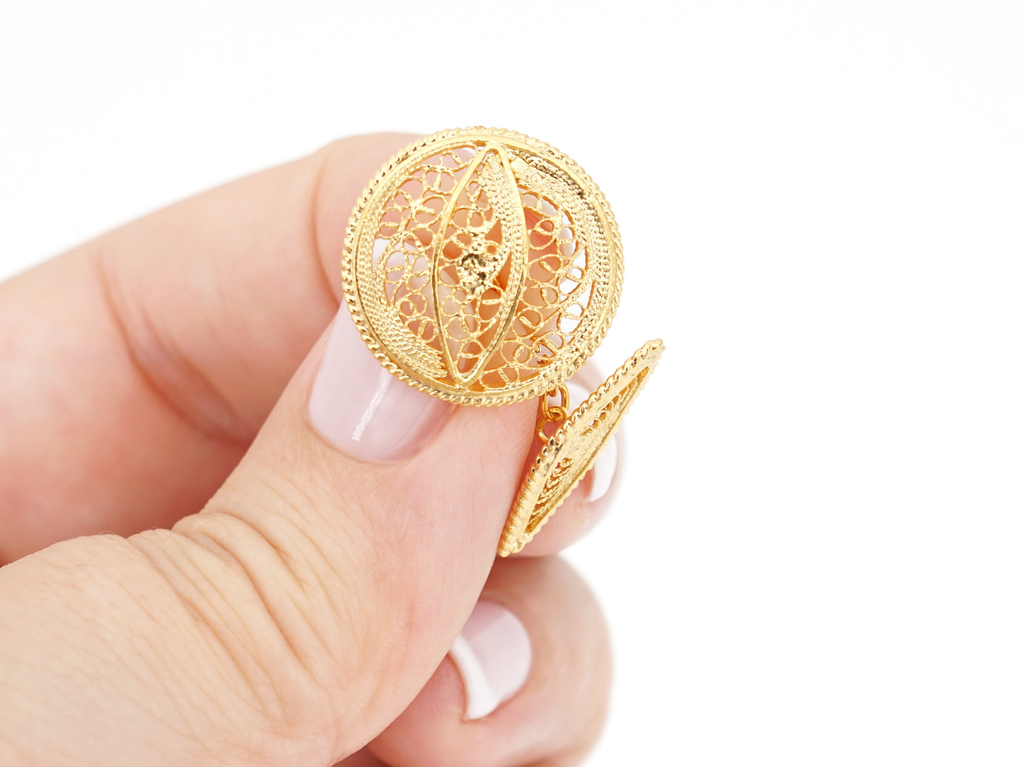 Botões de Punho Redondos com Pevide, Filigrana Portuguesa, Prata de Lei 925 Dourada - Pormenor na Mão