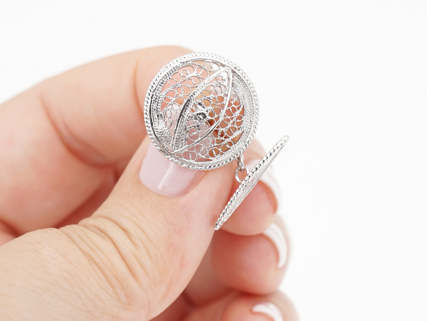 Botões de Punho Redondos com Pevide, Filigrana Portuguesa, Prata de Lei 925 - Pormenor na Mão