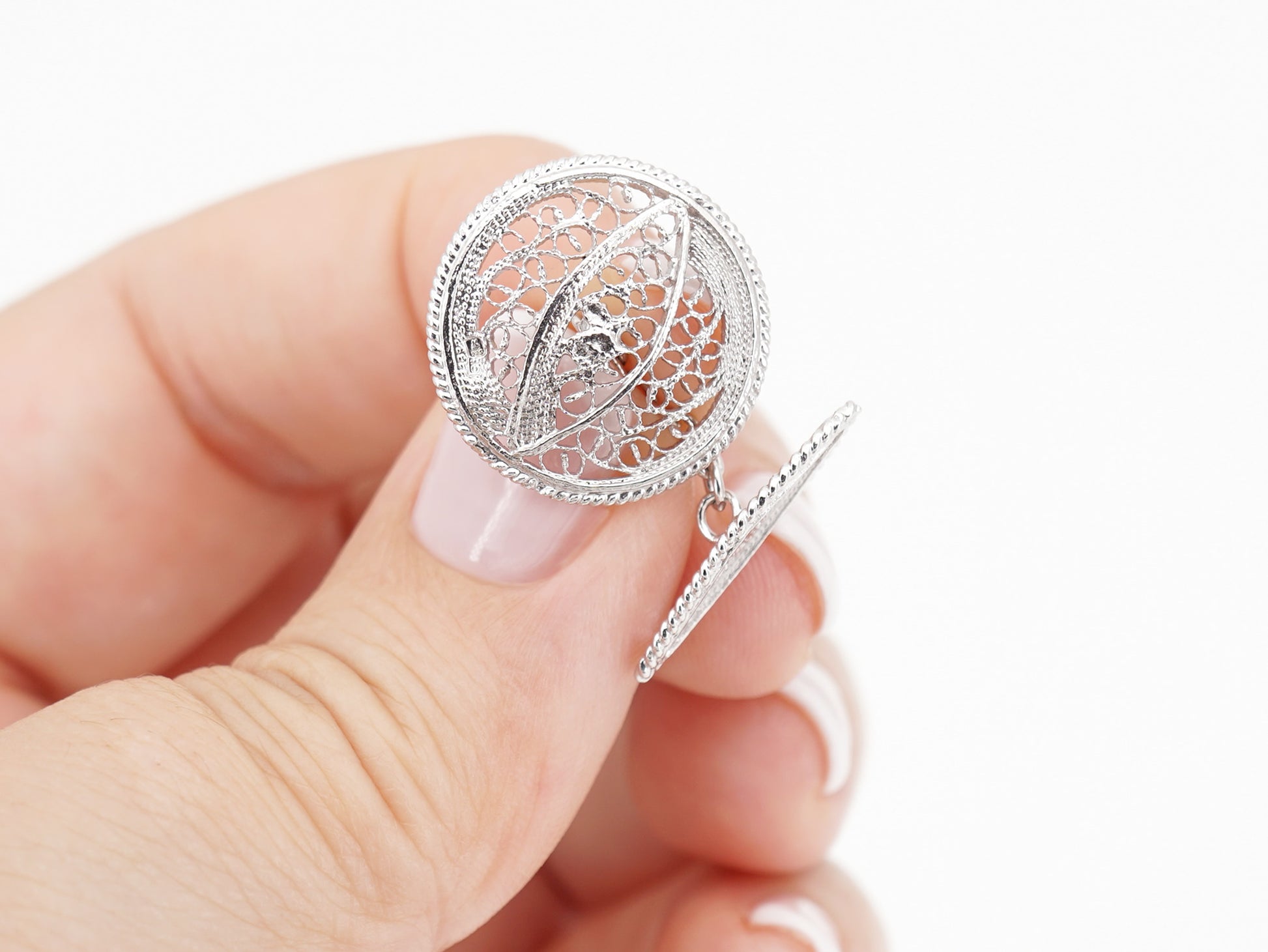 Botões de Punho Redondos com Pevide, Filigrana Portuguesa, Prata de Lei 925 - Pormenor na Mão