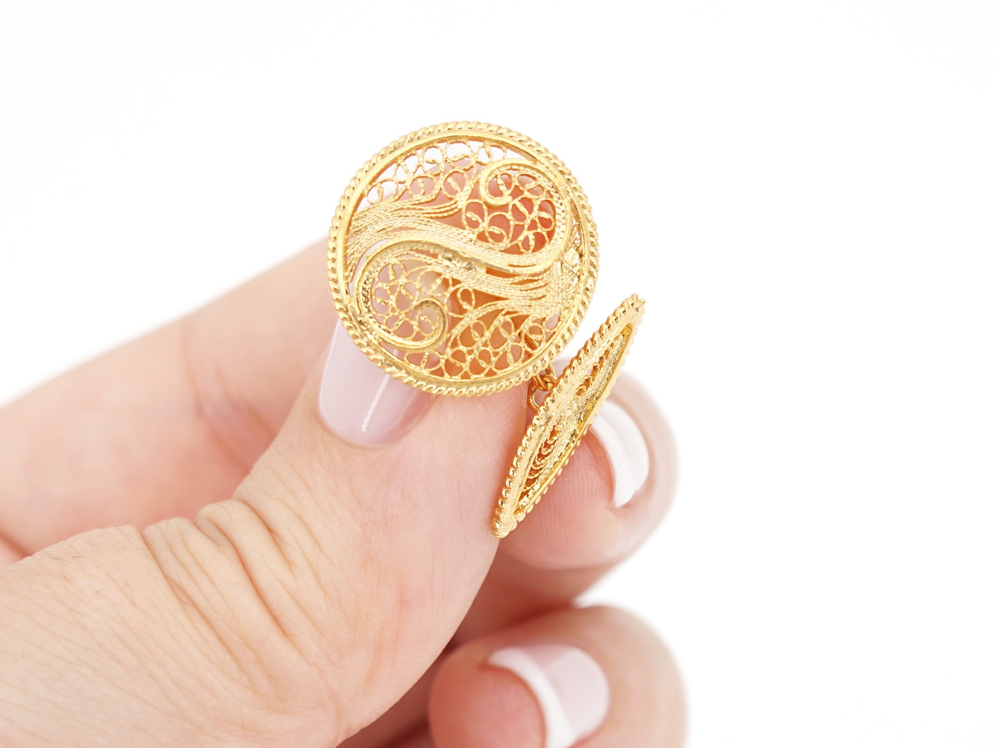 Botões de Punho Redondos com Onda, Filigrana Portuguesa, Prata de Lei 925 Dourada - Pormenor na Mão