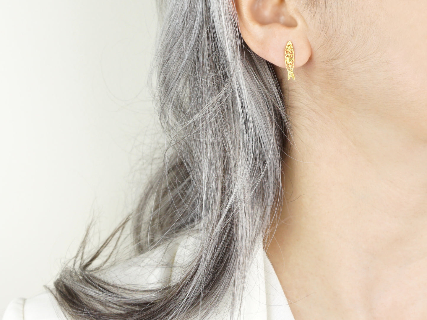 Brincos Mini Sardinha, Filigrana Portuguesa, Prata de Lei 925 Dourada - Pormenor Mulher a usar Brinco