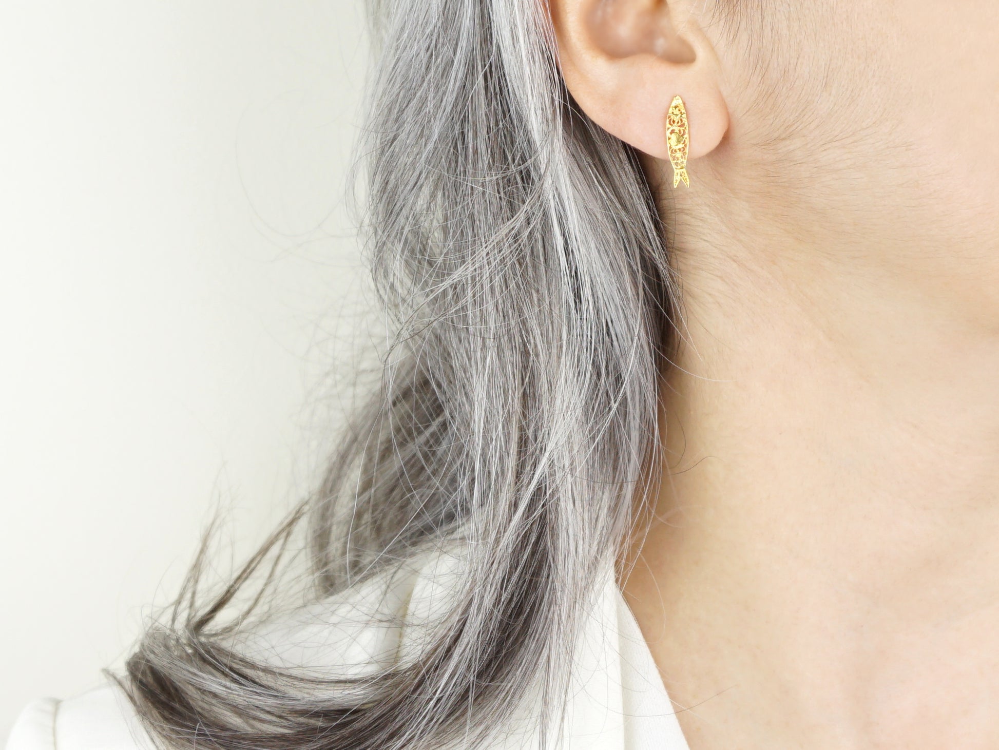 Brincos Mini Sardinha, Filigrana Portuguesa, Prata de Lei 925 Dourada - Pormenor Mulher a usar Brinco