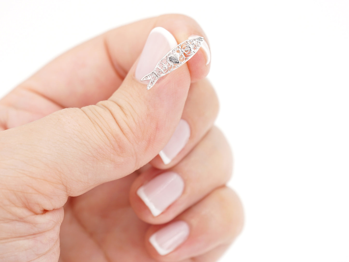 Brincos Mini Sardinha, Filigrana Portuguesa, Prata de Lei 925 - Pormenor na Mão