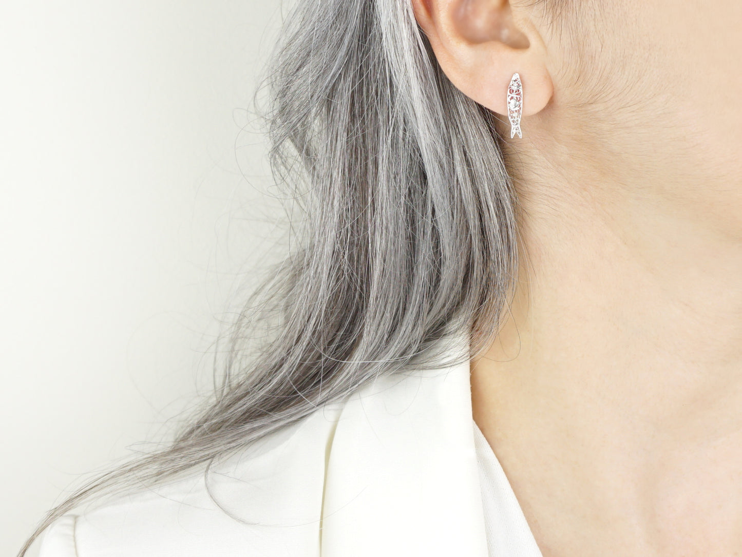 Brincos Mini Sardinha, Filigrana Portuguesa, Prata de Lei 925 - Pormenor Mulher a usar Brinco