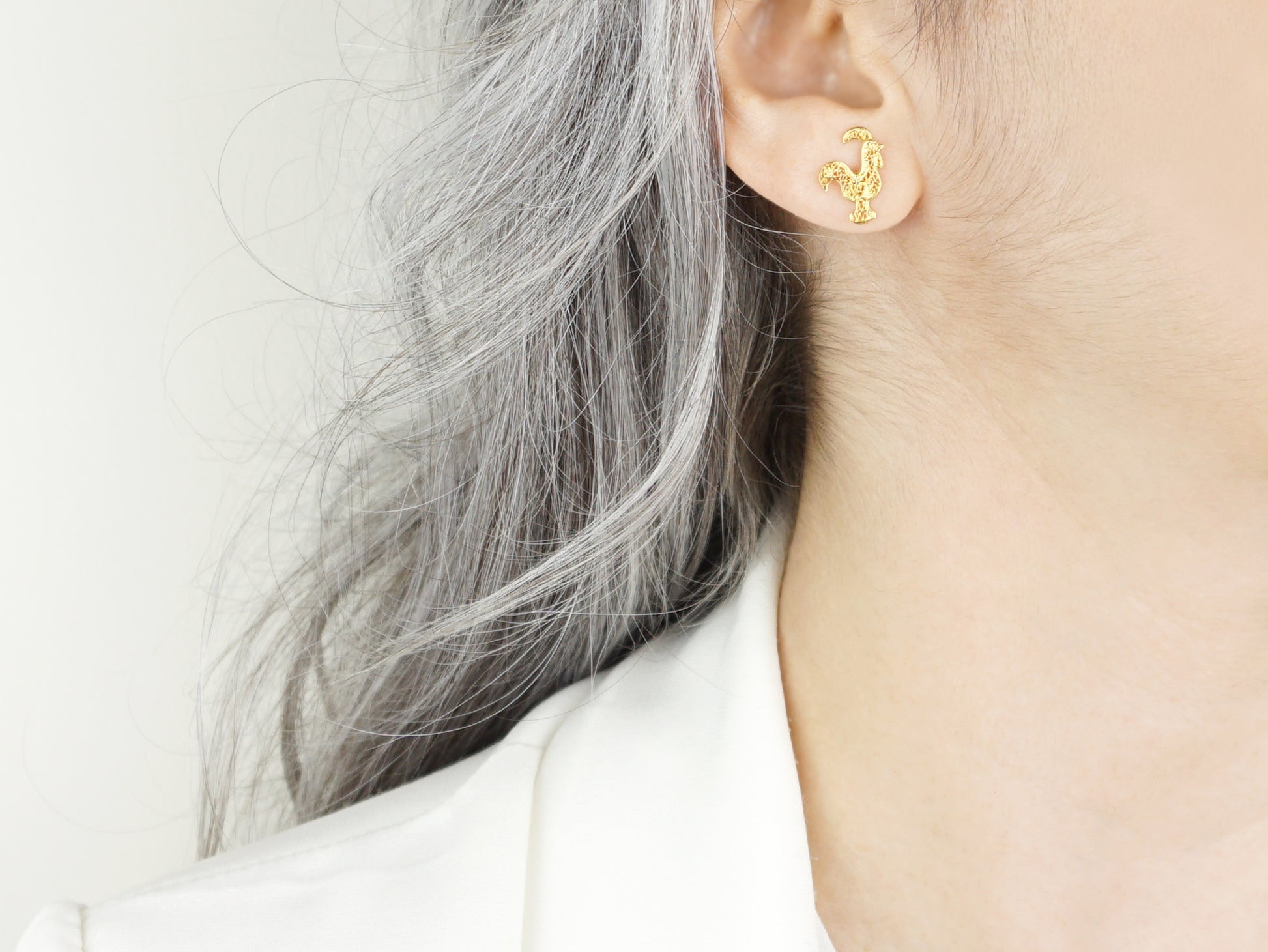 Brincos Mini Galo de Barcelos, Filigrana Portuguesa, Prata de Lei 925 Dourada - Pormenor Mulher a usar Brinco