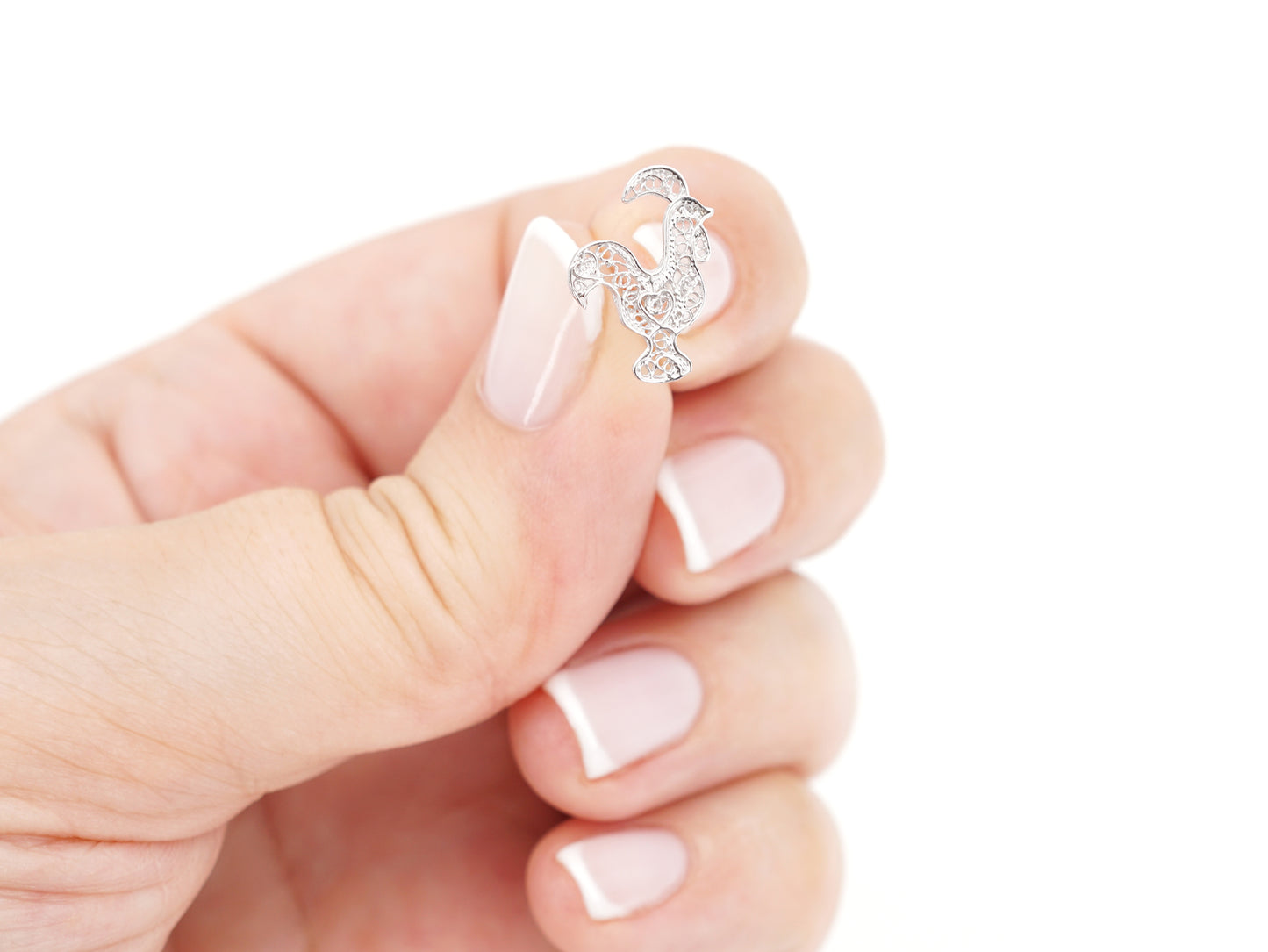 Brincos Mini Galo de Barcelos, Filigrana Portuguesa, Prata de Lei 925 - Pormenor na Mão