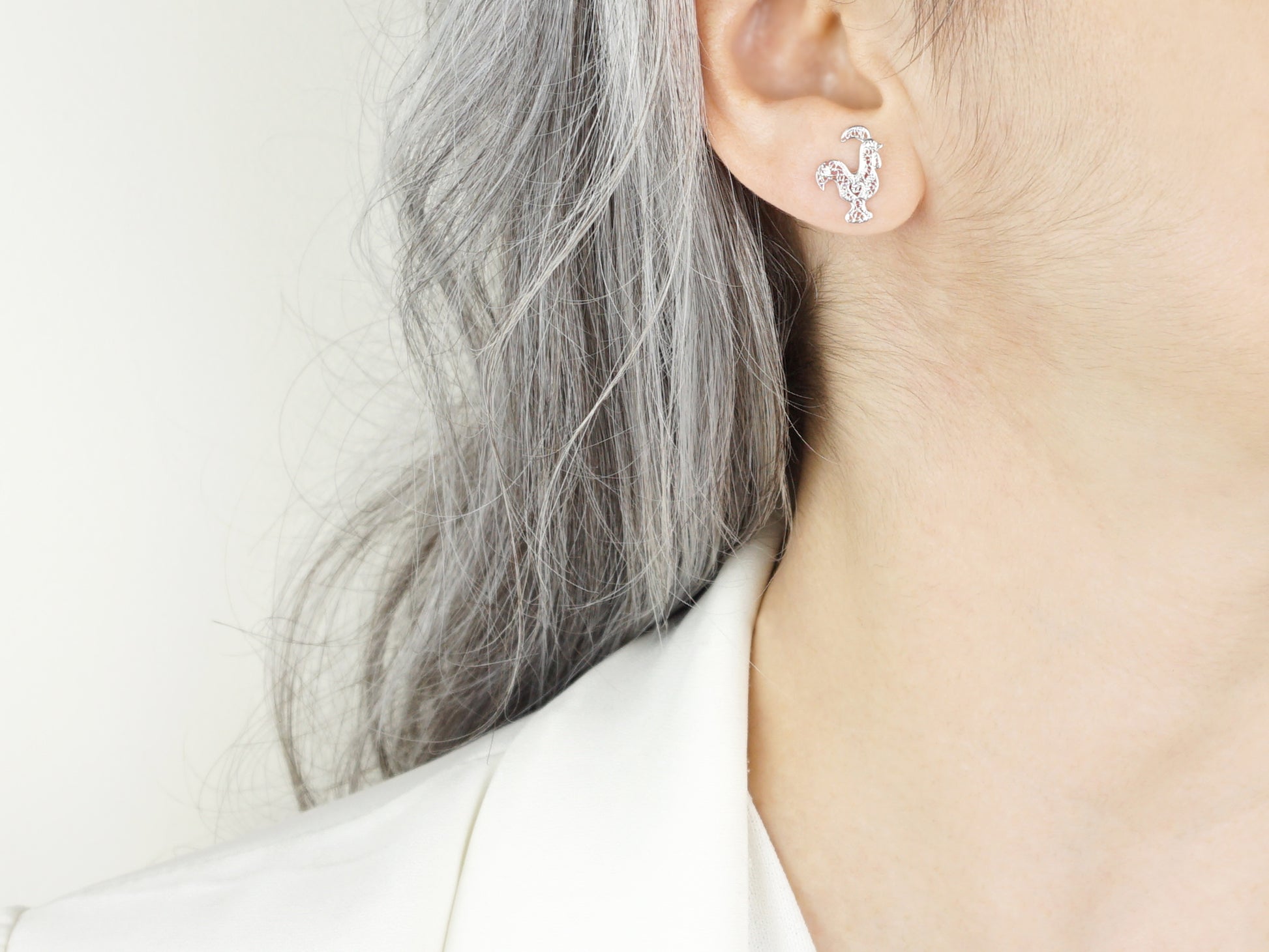 Brincos Mini Galo de Barcelos, Filigrana Portuguesa, Prata de Lei 925 - Mulher a usar Brincos