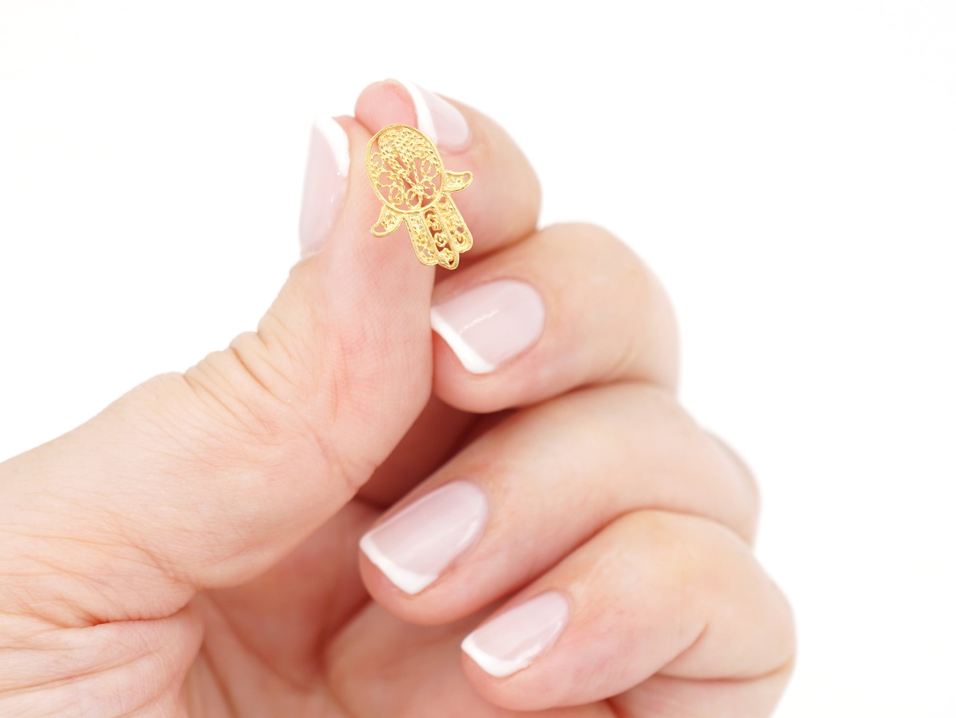 Brincos Mini Mão de Fátima, Filigrana Portuguesa, Prata de Lei 925 Dourada - Pormenor na Mão