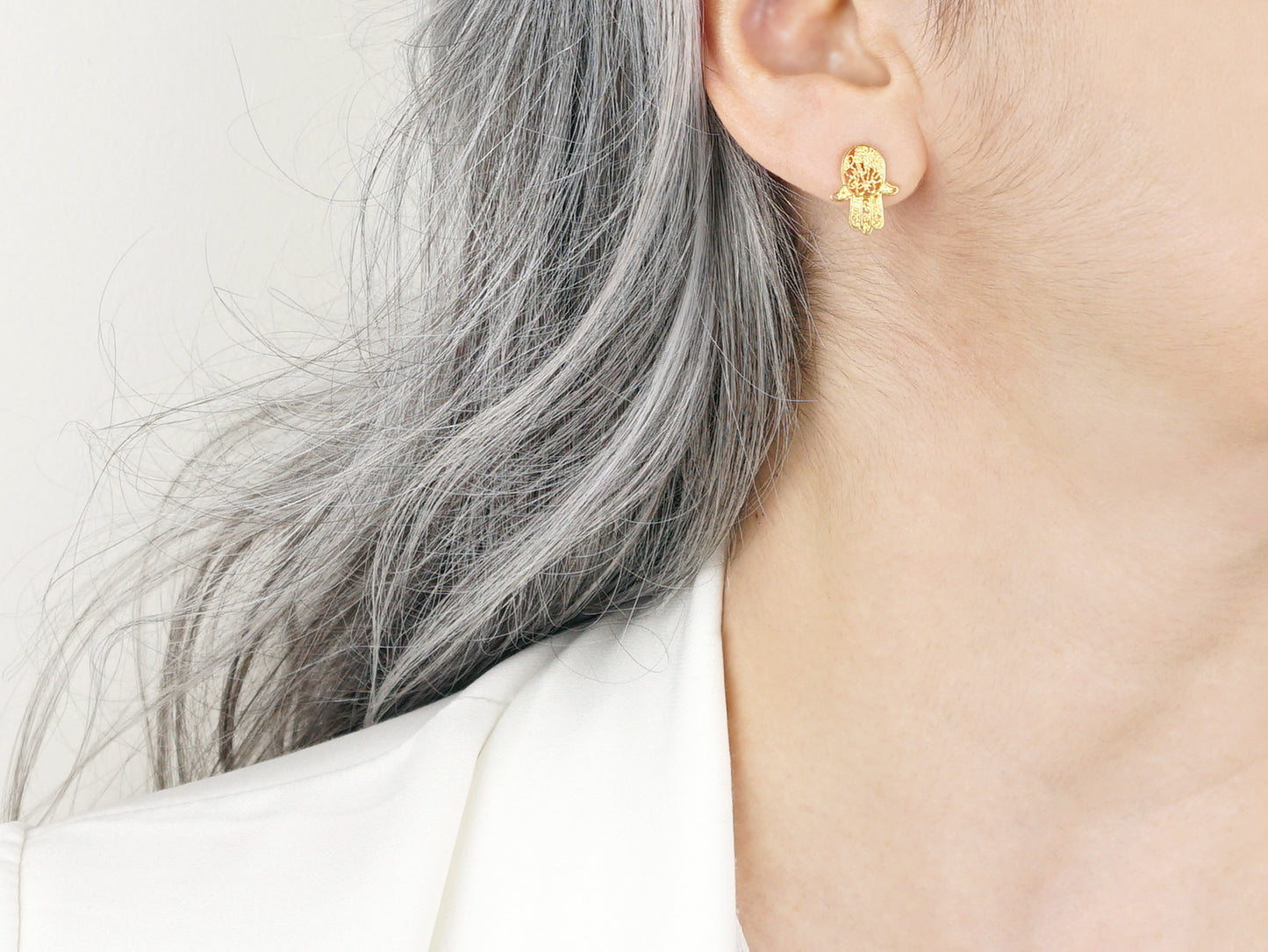 Brincos Mini Mão de Fátima, Filigrana Portuguesa, Prata de Lei 925 Dourada - Mulher a usar Brincos