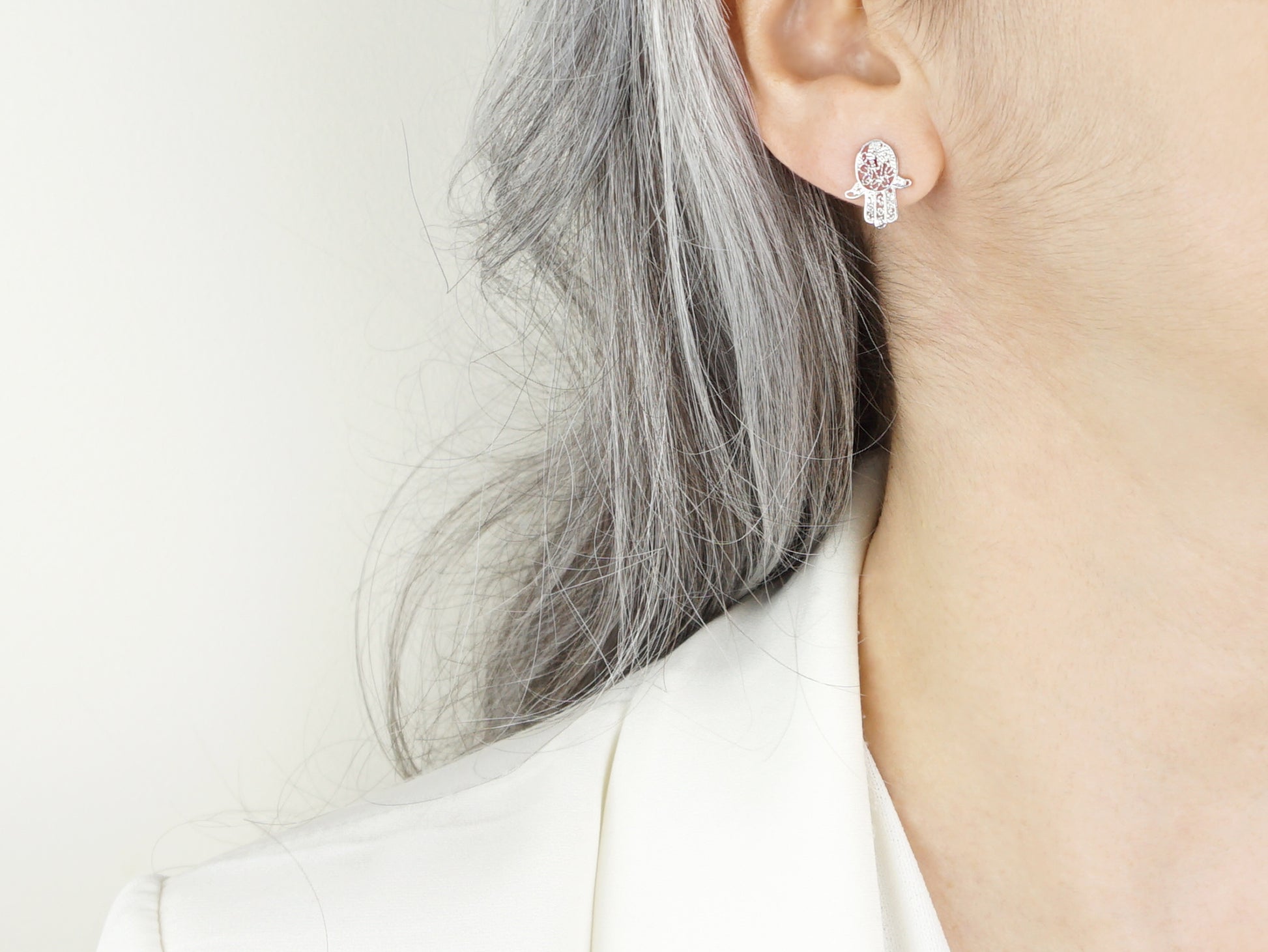 Brincos Mini Mão de Fátima, Filigrana Portuguesa, Prata de Lei 925 - Mulher a usar Brincos