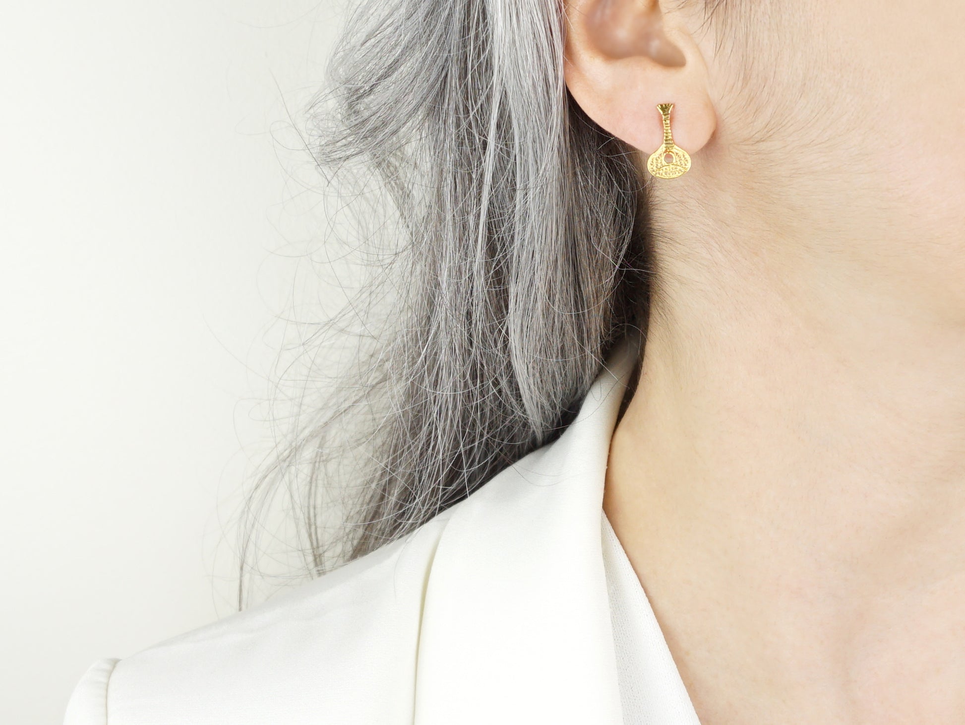 Brincos Mini Guitarra Portuguesa, Filigrana Portuguesa, Prata de Lei 925 Dourada - Pormenor Mulher a usar Brinco