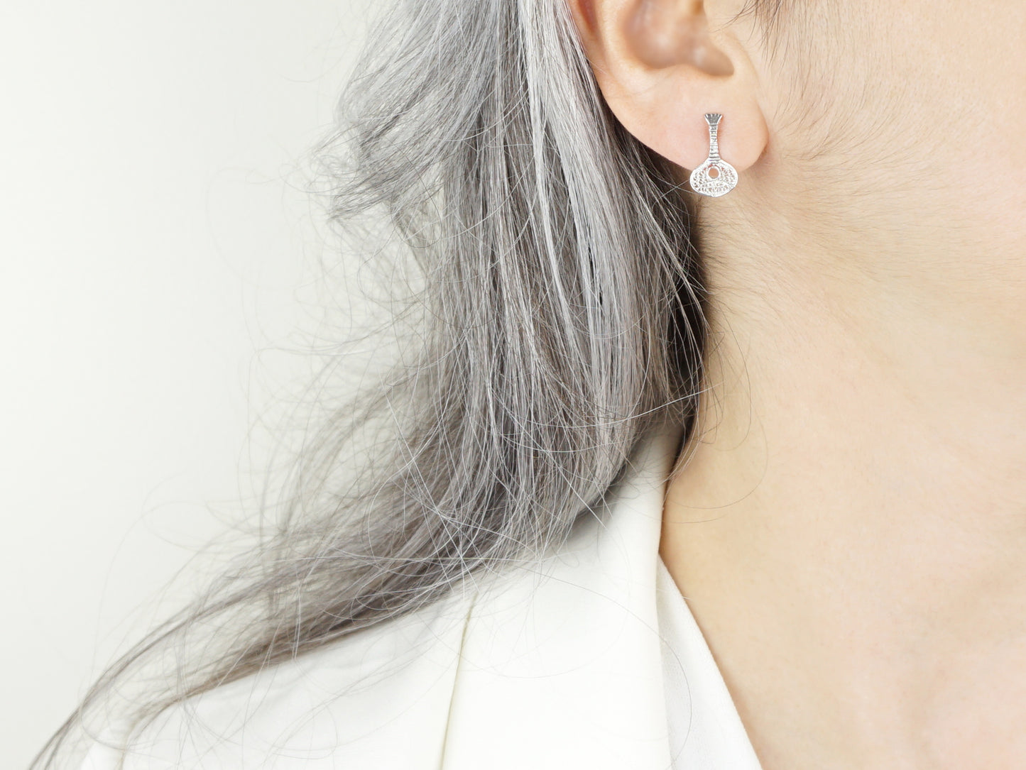 Brincos Mini Guitarra Portuguesa, Filigrana Portuguesa, Prata de Lei 925 - Pormenor Mulher a usar Brinco