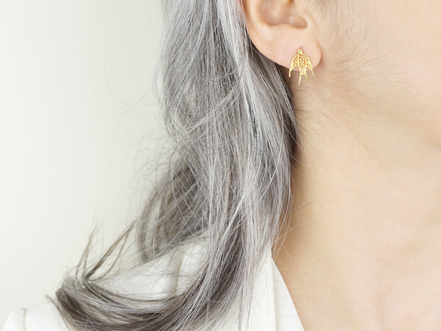 Brincos Mini Andorinha, Filigrana Portuguesa, Prata de Lei 925 Dourada - Mulher a usar Brincos