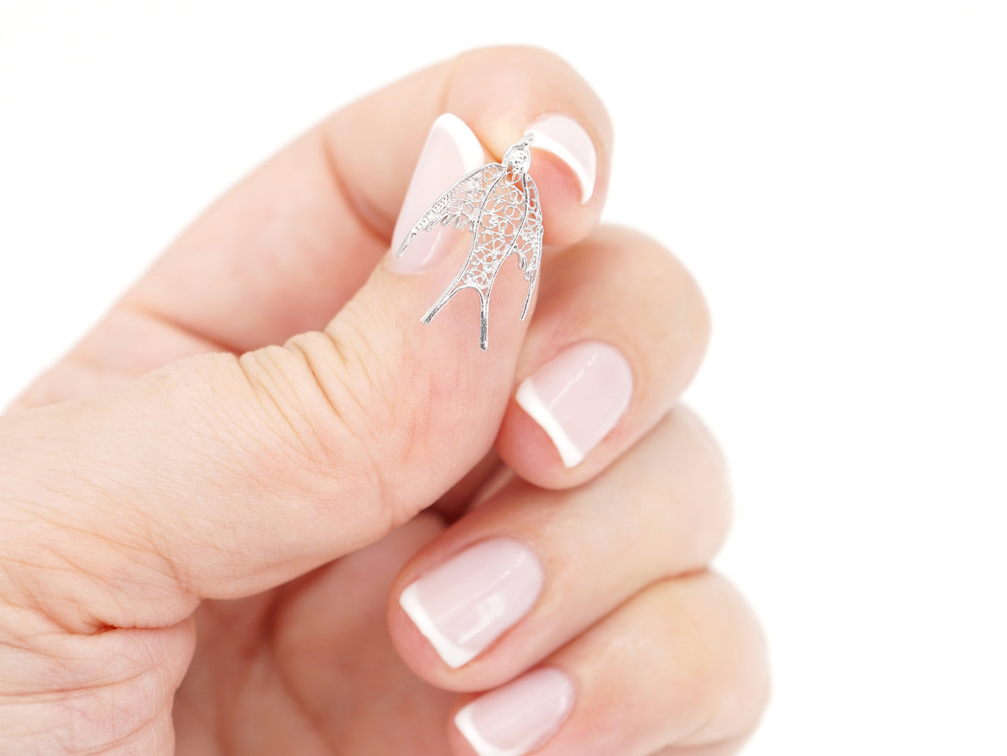 Brincos Mini Andorinha, Filigrana Portuguesa, Prata de Lei 925 - Pormenor na Mão