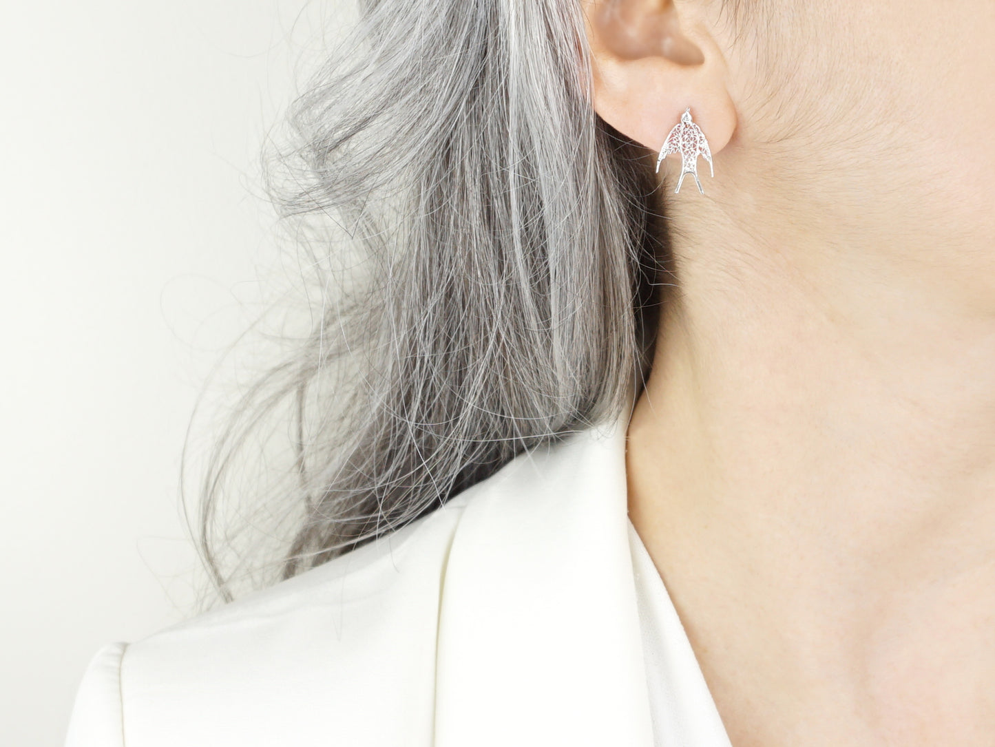 Brincos Mini Andorinha, Filigrana Portuguesa, Prata de Lei 925 - Mulher a usar Brincos