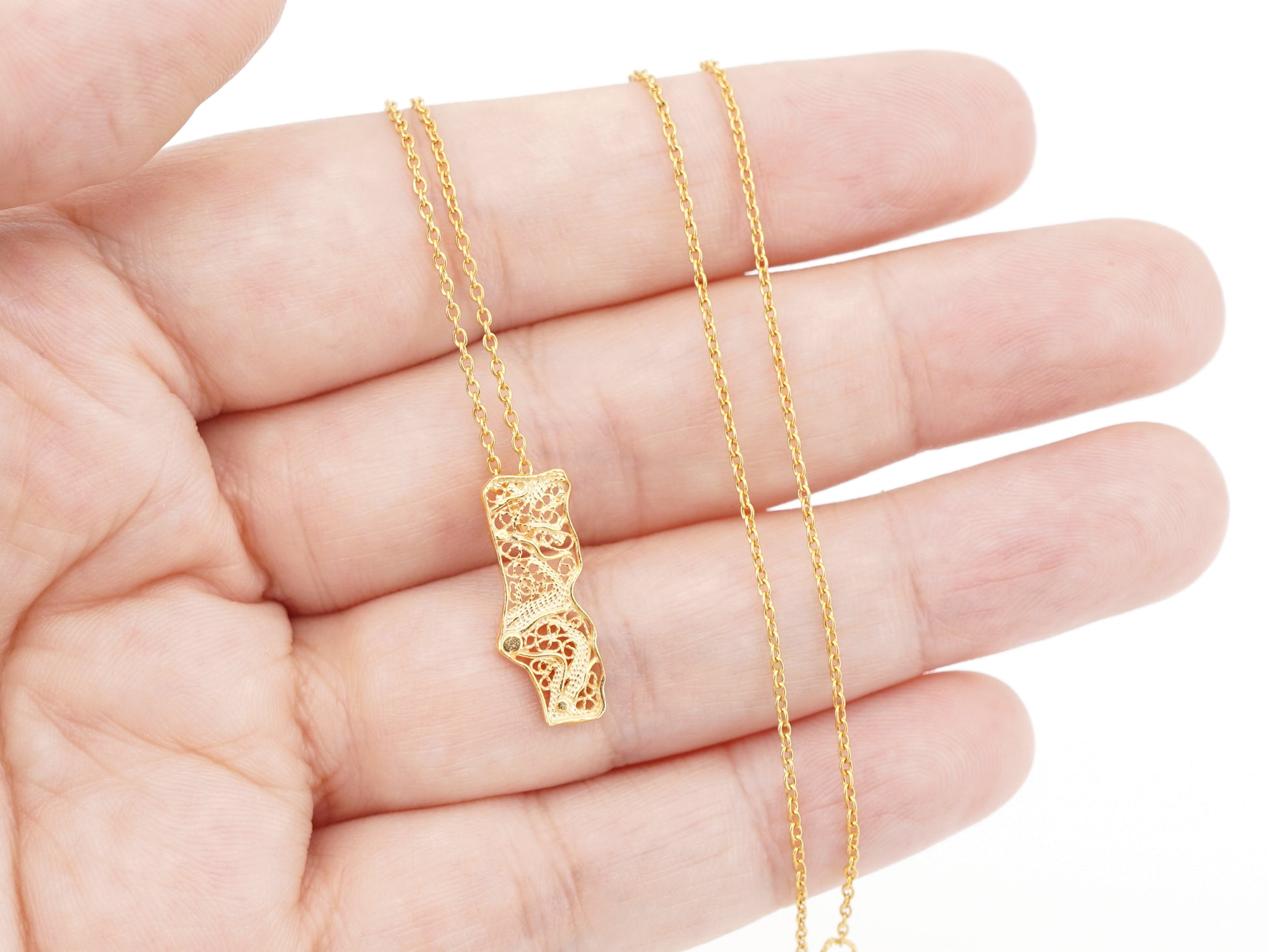 Colar Mini Mapa de Portugal, Filigrana Portuguesa, Prata de Lei 925 Dourada - Pormenor na Mão