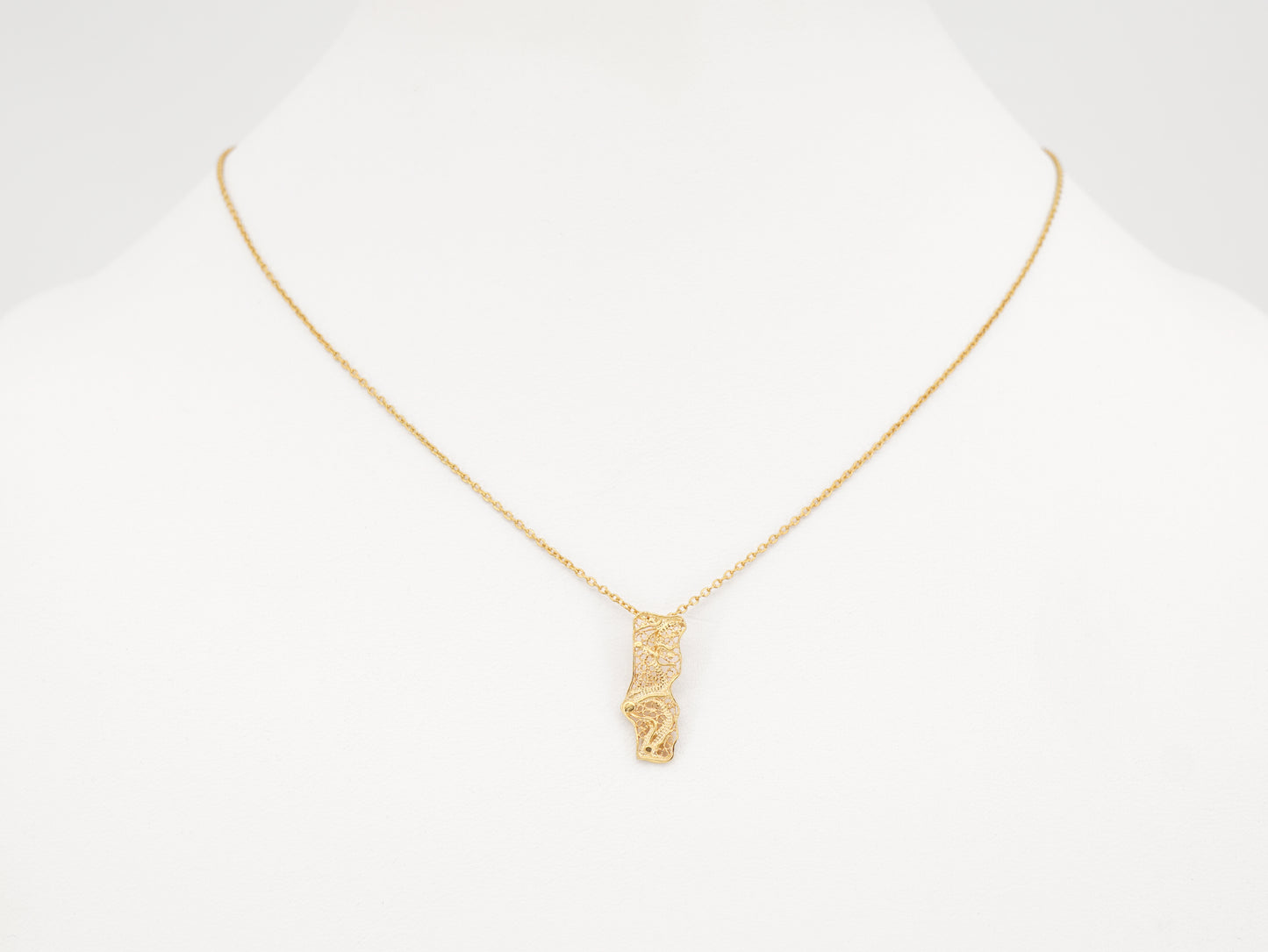 Colar Mini Mapa de Portugal, Filigrana Portuguesa, Prata de Lei 925 Dourada - Colar em Exposição, Vista de Frente