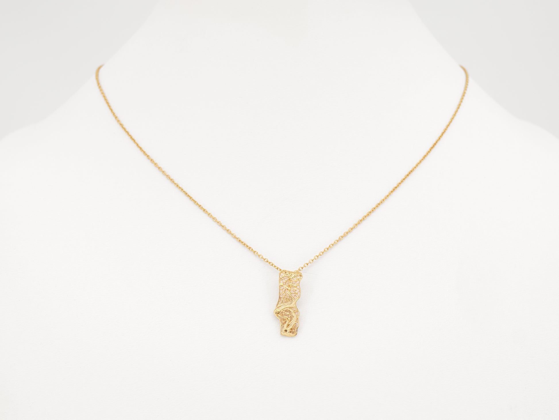 Colar Mini Mapa de Portugal, Filigrana Portuguesa, Prata de Lei 925 Dourada - Colar em Exposição, Vista de Frente