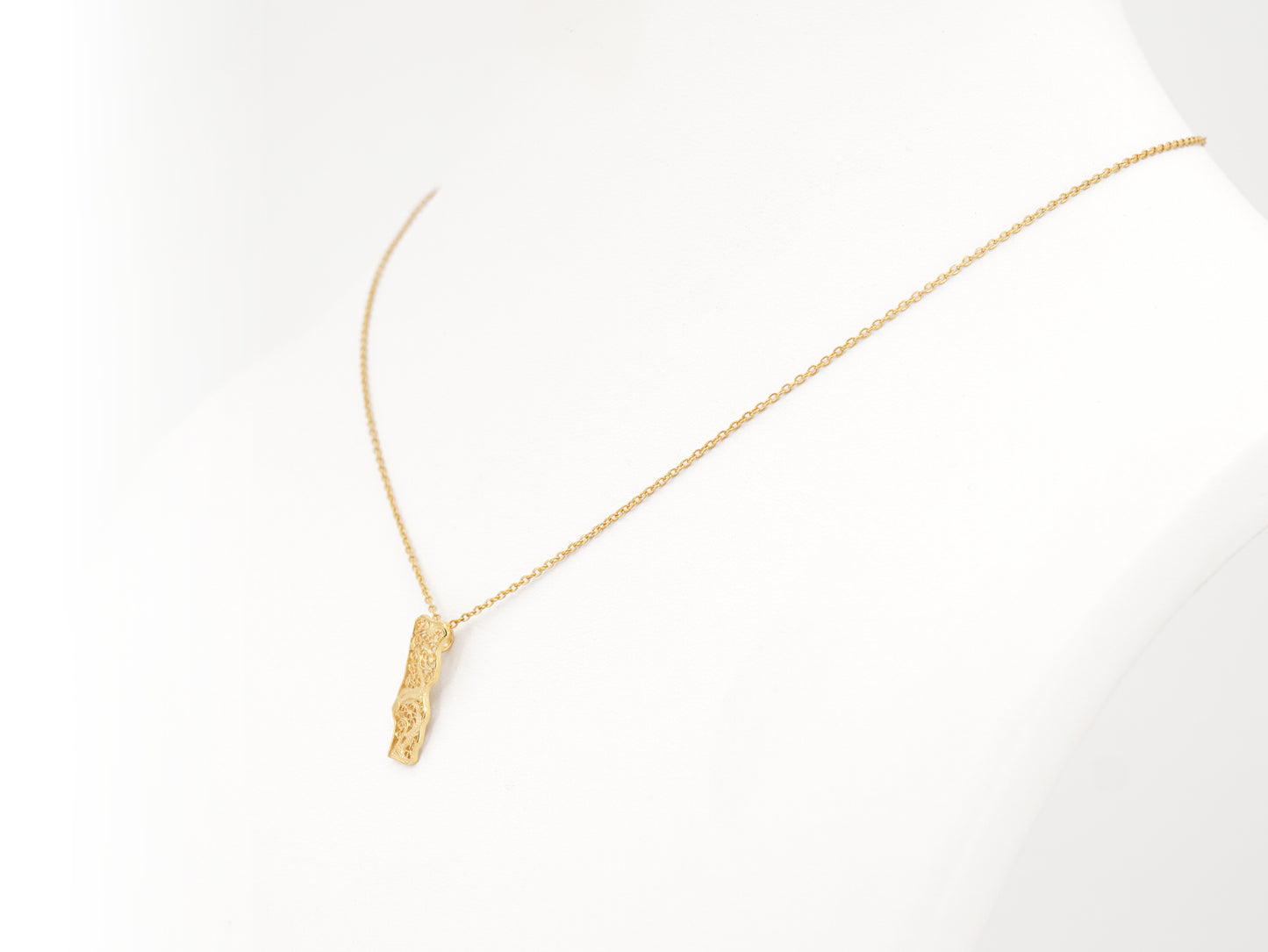 Colar Mini Mapa de Portugal, Filigrana Portuguesa, Prata de Lei 925 Dourada - Colar em Exposição, Perspectiva