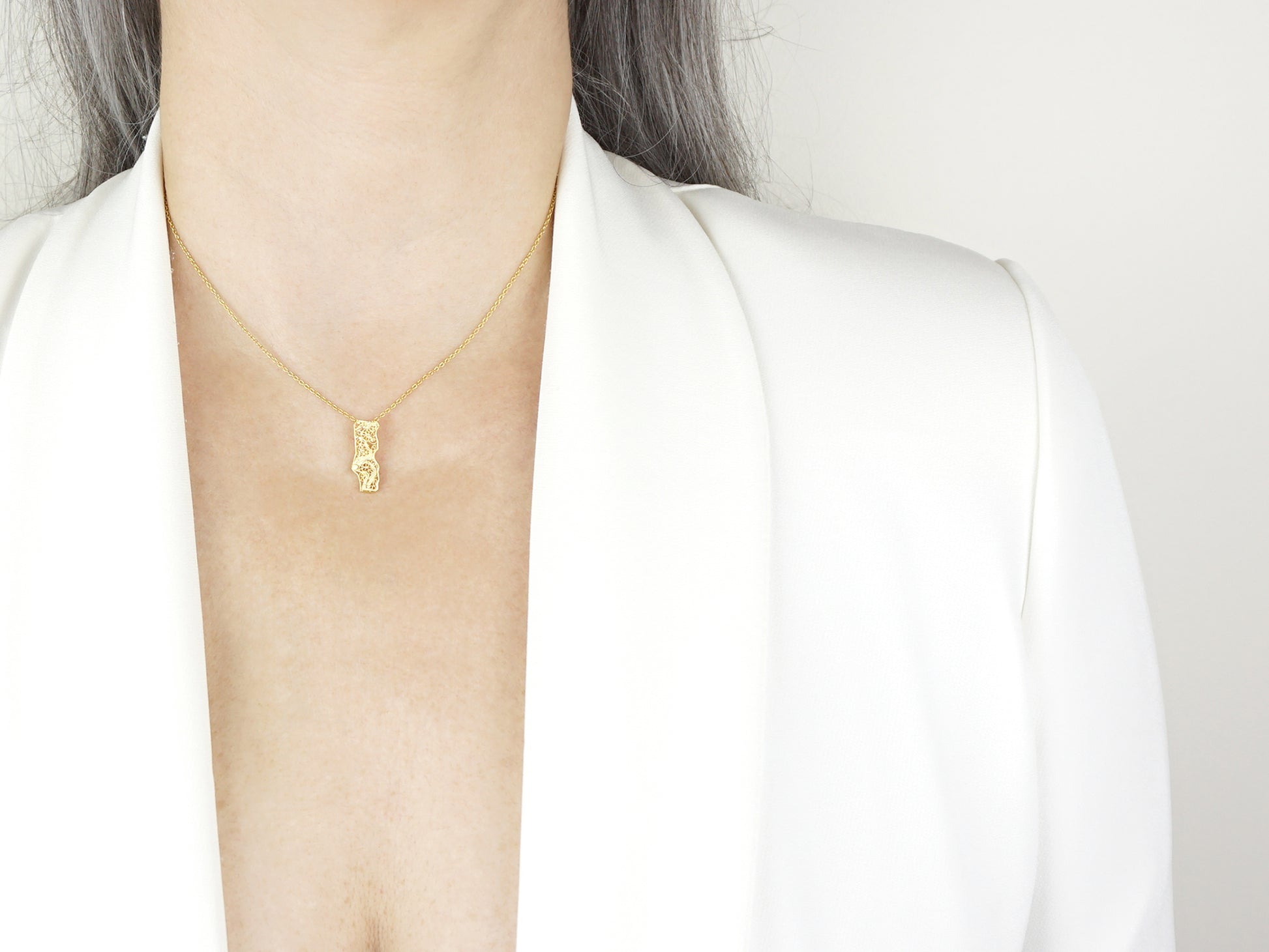 Colar Mini Mapa de Portugal, Filigrana Portuguesa, Prata de Lei 925 Dourada - Pormenor Mulher a usar Colar