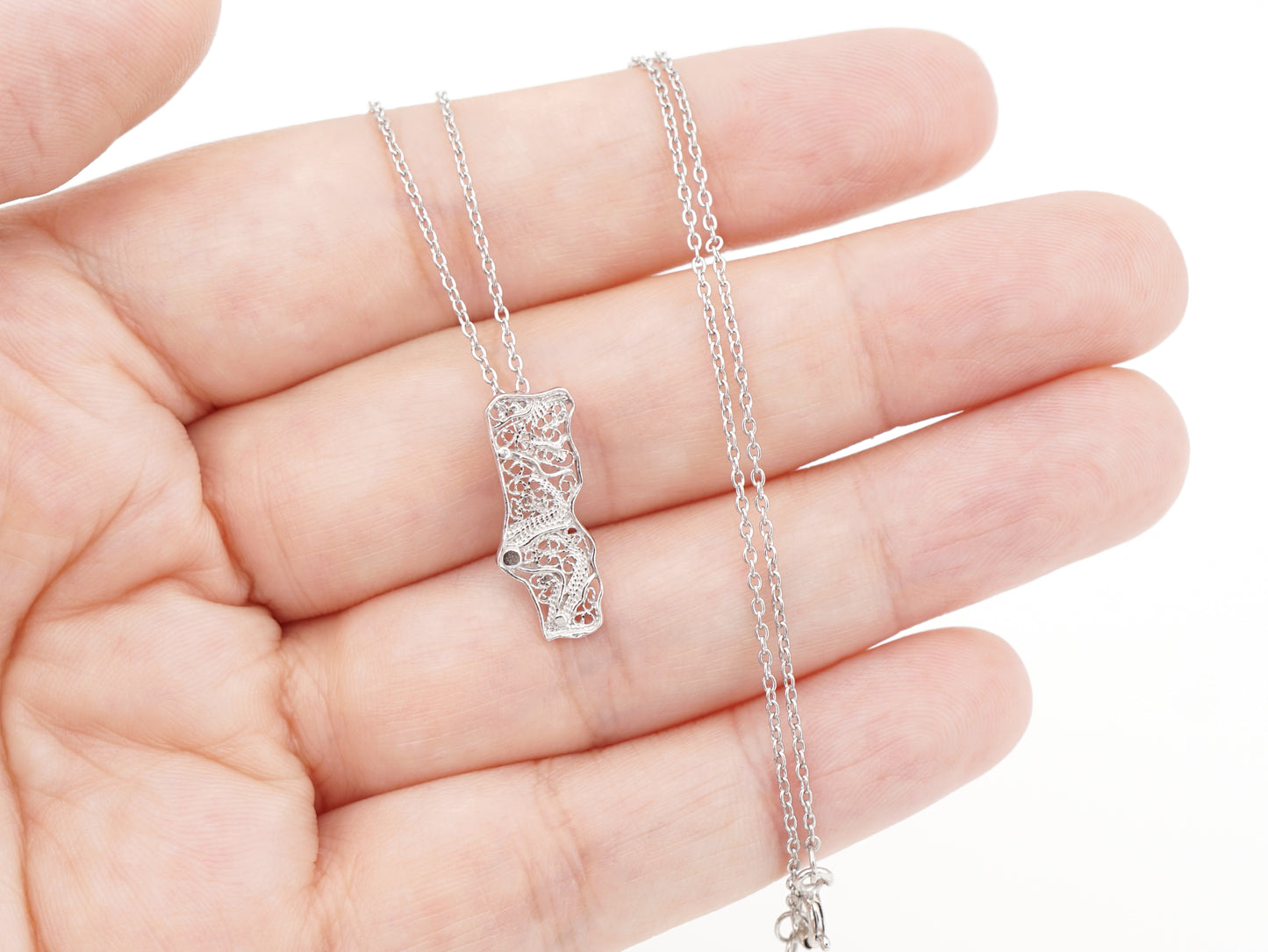 Colar Mini Mapa de Portugal, Filigrana Portuguesa, Prata de Lei 925 - Pormenor na Mão