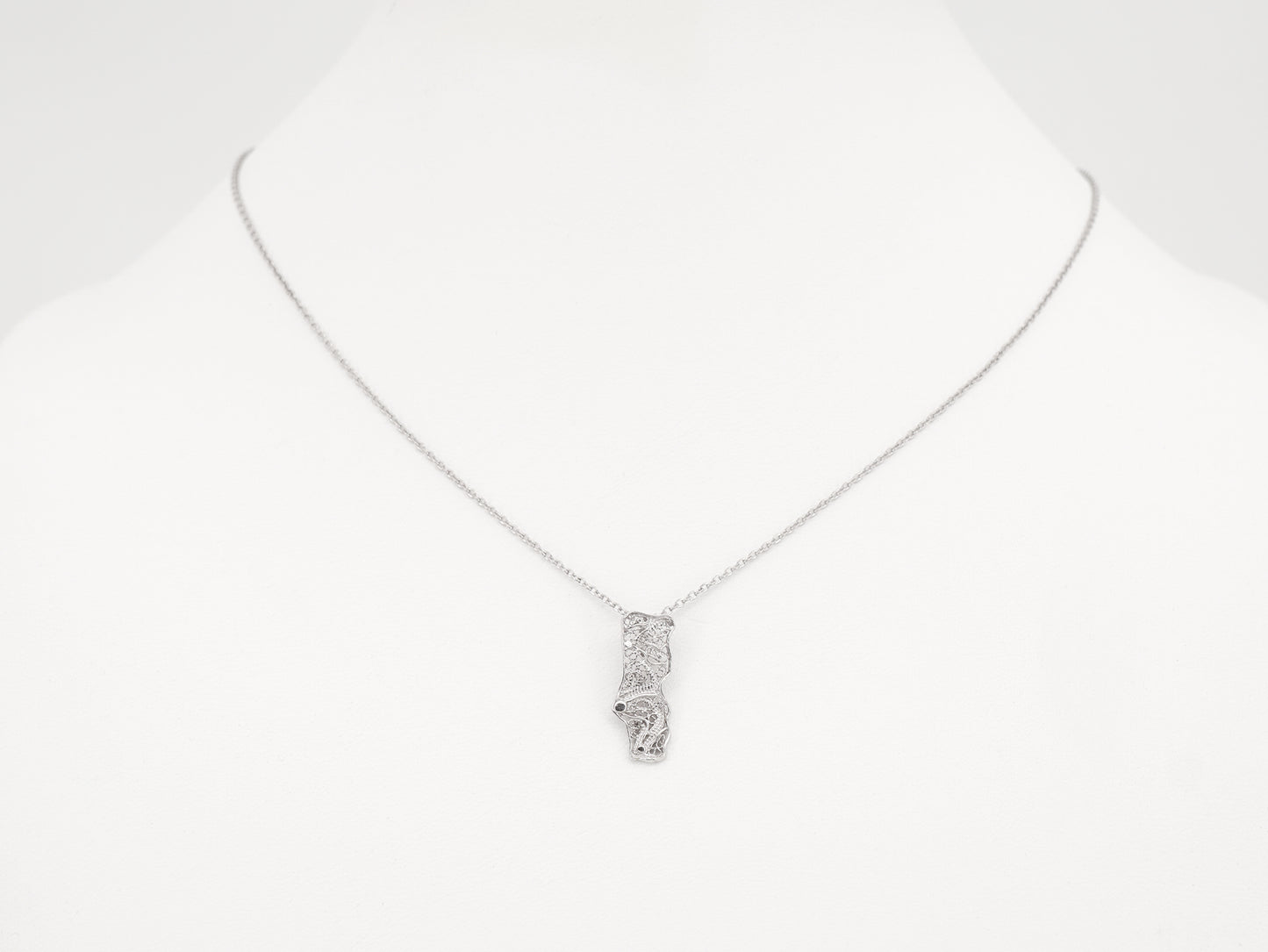 Colar Mini Mapa de Portugal, Filigrana Portuguesa, Prata de Lei 925 - Colar em Exposição, Vista de Frente