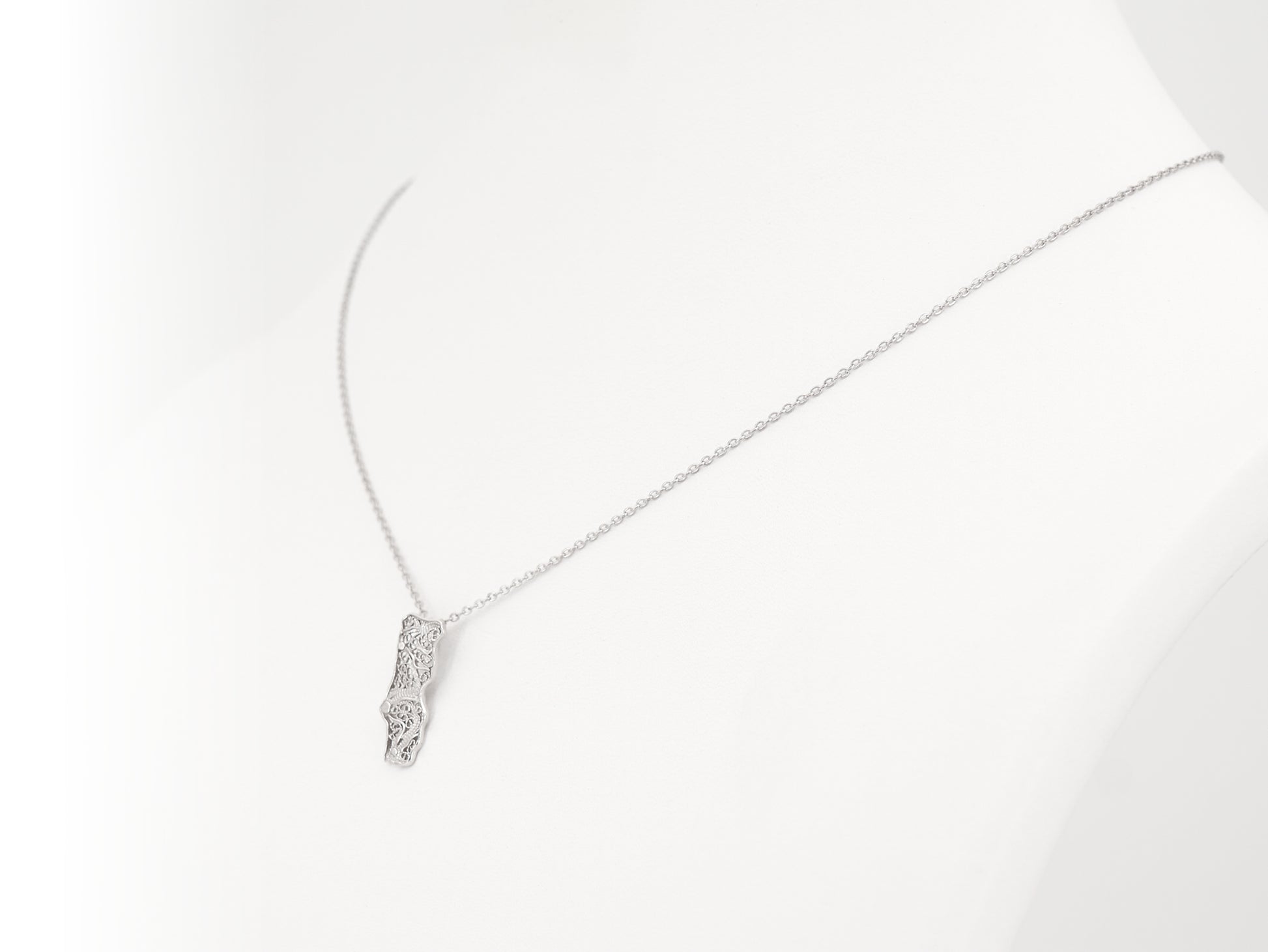 Colar Mini Mapa de Portugal, Filigrana Portuguesa, Prata de Lei 925 - Colar em Exposição, Perspectiva