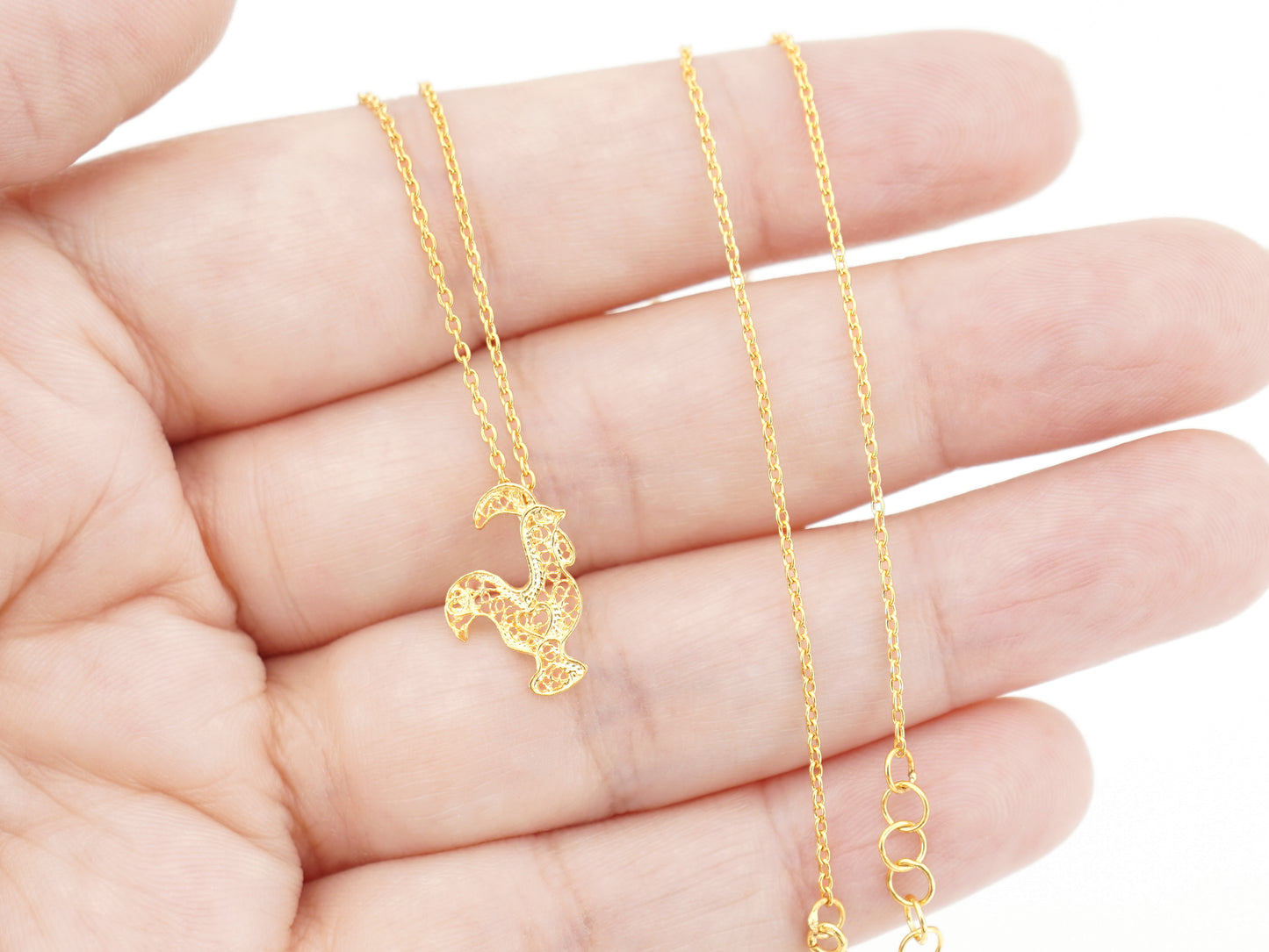 Colar Mini Galo de Barcelos, Filigrana Portuguesa, Prata de Lei 925 Dourada - Pormenor na Mão