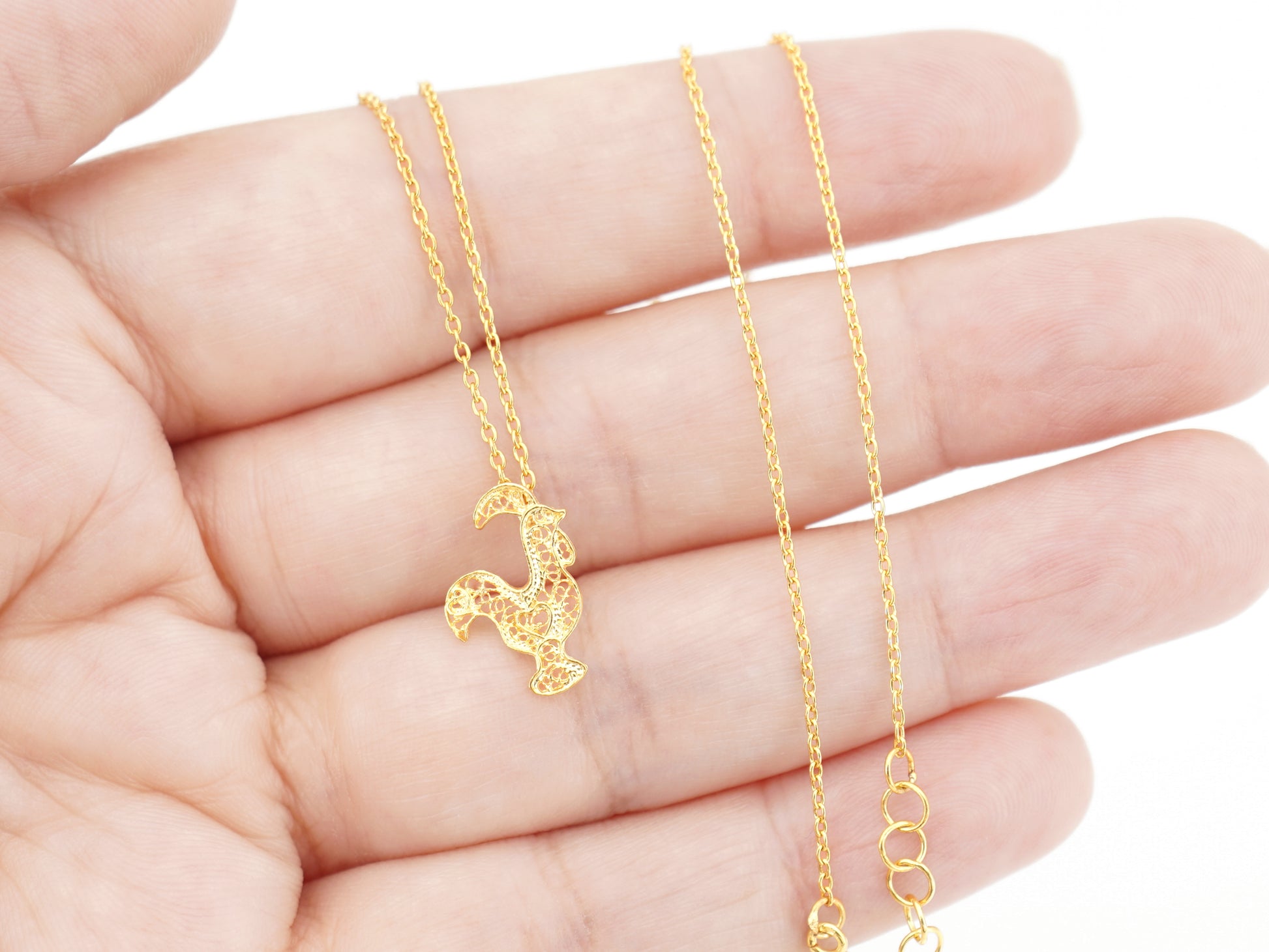 Colar Mini Galo de Barcelos, Filigrana Portuguesa, Prata de Lei 925 Dourada - Pormenor na Mão