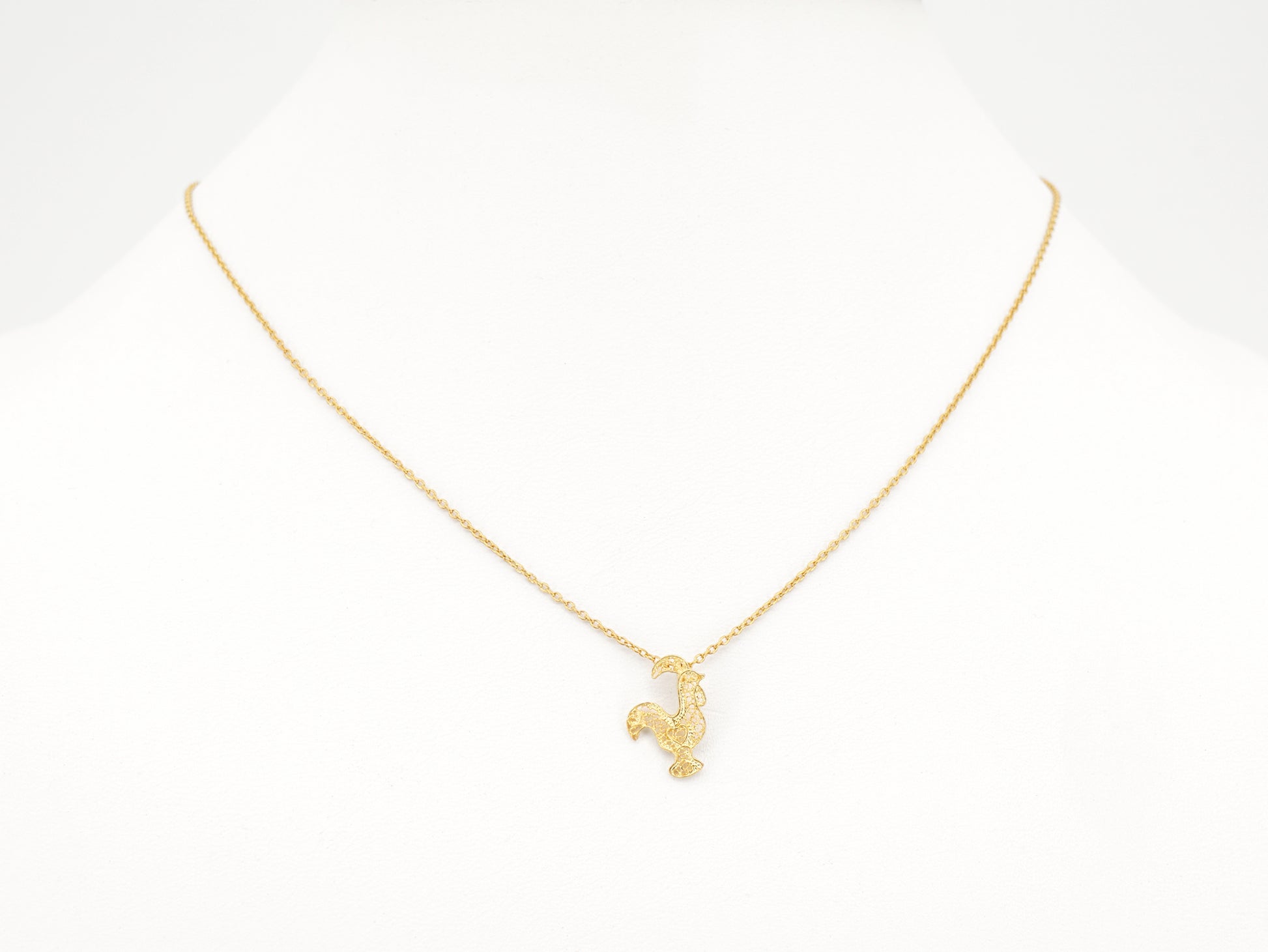 Colar Mini Galo de Barcelos, Filigrana Portuguesa, Prata de Lei 925 Dourada - Colar em Exposição