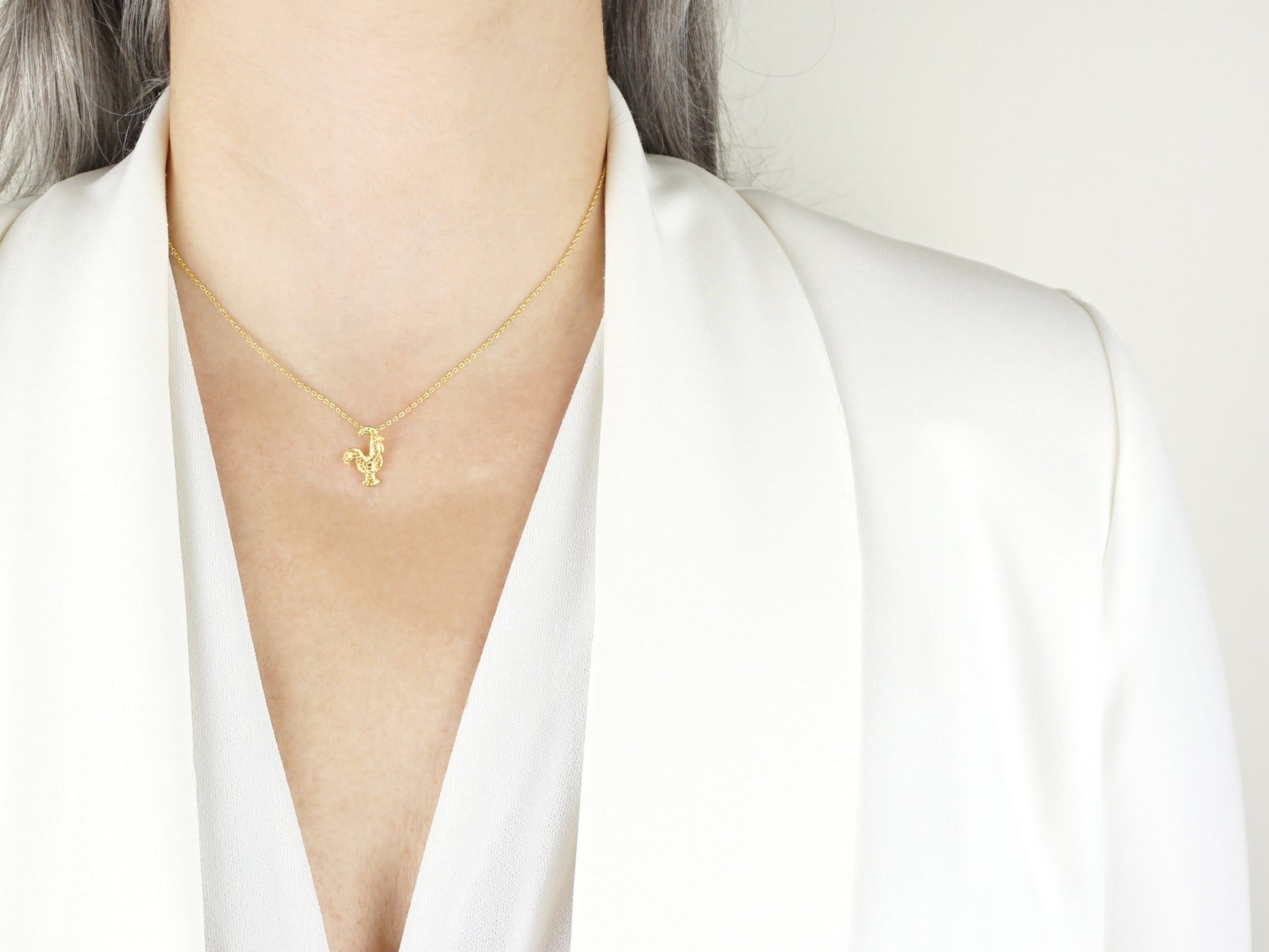 Colar Mini Galo de Barcelos, Filigrana Portuguesa, Prata de Lei 925 Dourada - Mulher a usar Colar