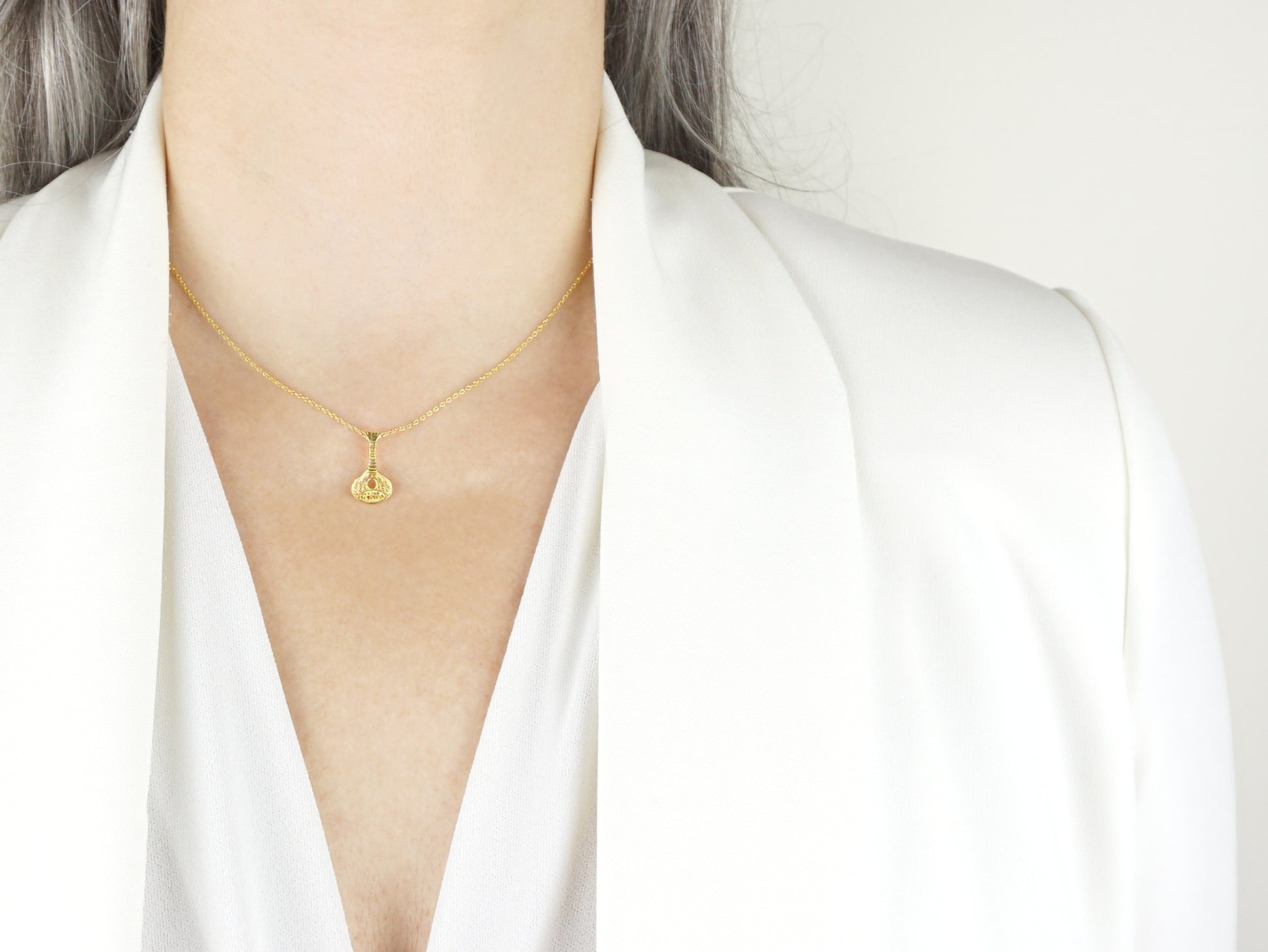 Colar Mini Guitarra Portuguesa, Filigrana Portuguesa, Prata de Lei 925 Dourada - Mulher a usar Guitarra