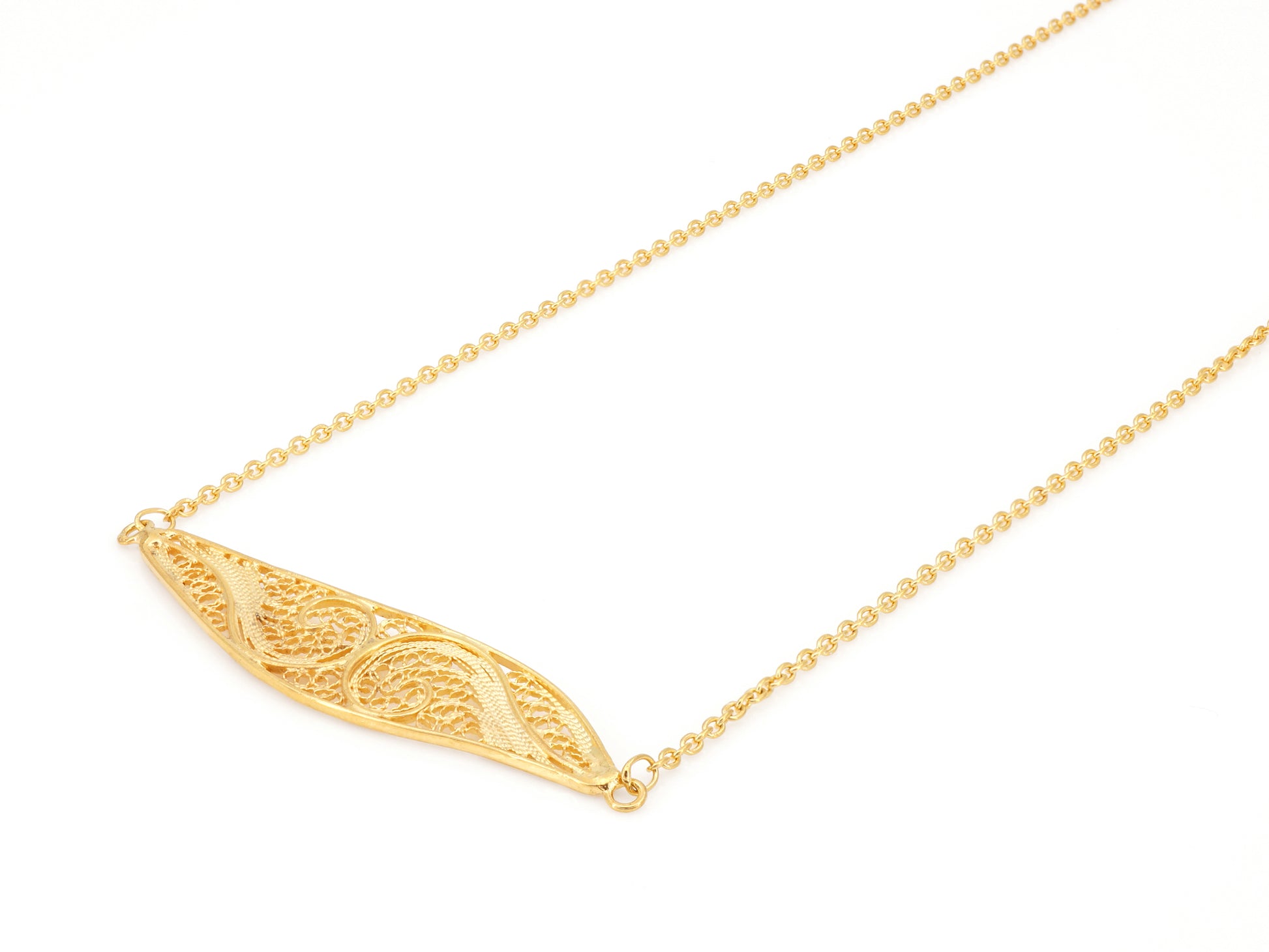 Colar Elemento Alongado Assimétrico, Filigrana Portuguesa, Prata de Lei 925 Dourada - Perspectiva, Vista de Frente