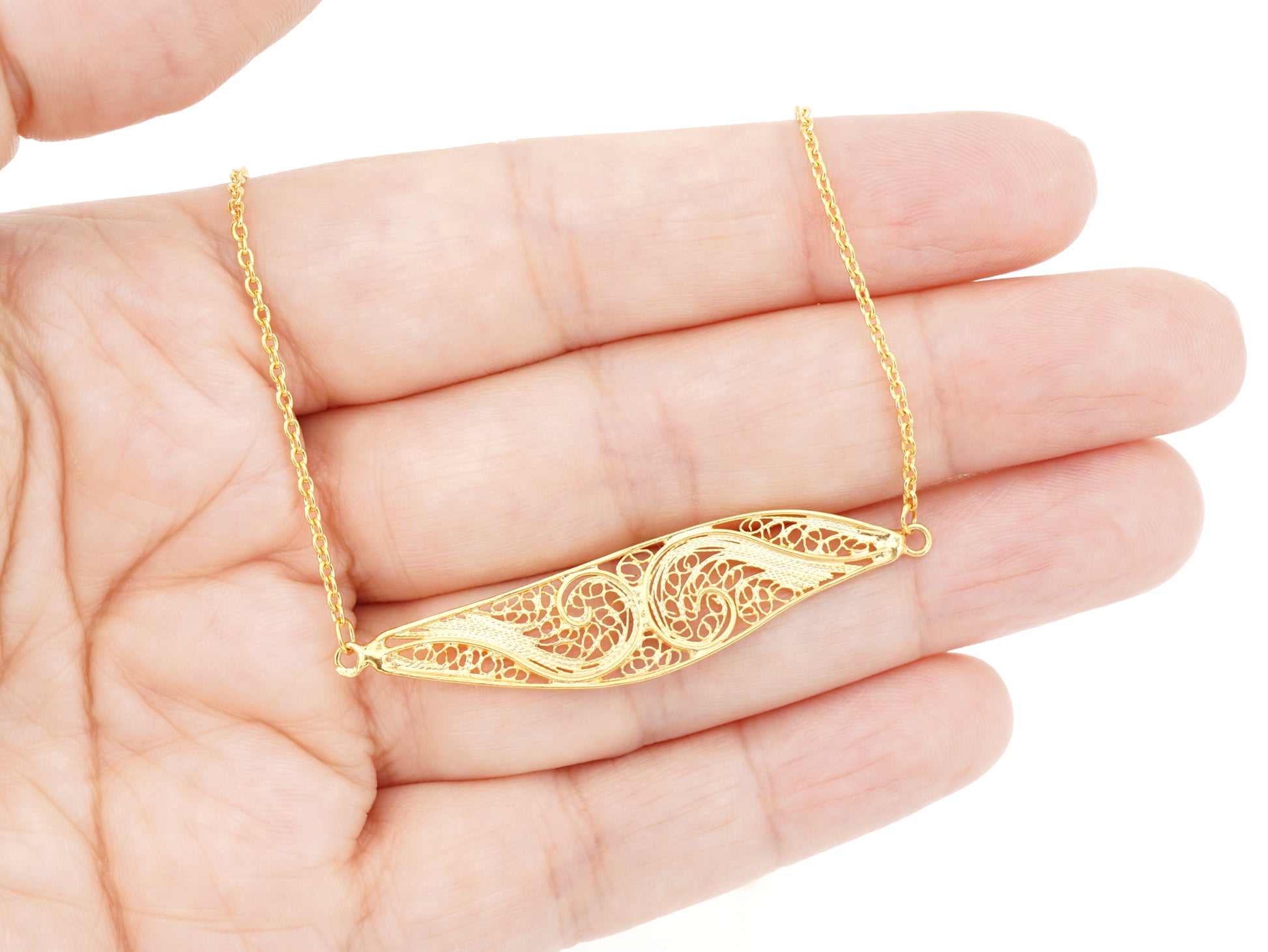 Colar Elemento Alongado Assimétrico, Filigrana Portuguesa, Prata de Lei 925 Dourada - Pormenor na Mão