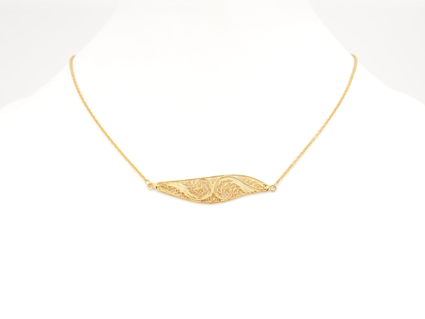 Colar Elemento Alongado Assimétrico, Filigrana Portuguesa, Prata de Lei 925 Dourada - Colar em Exposição