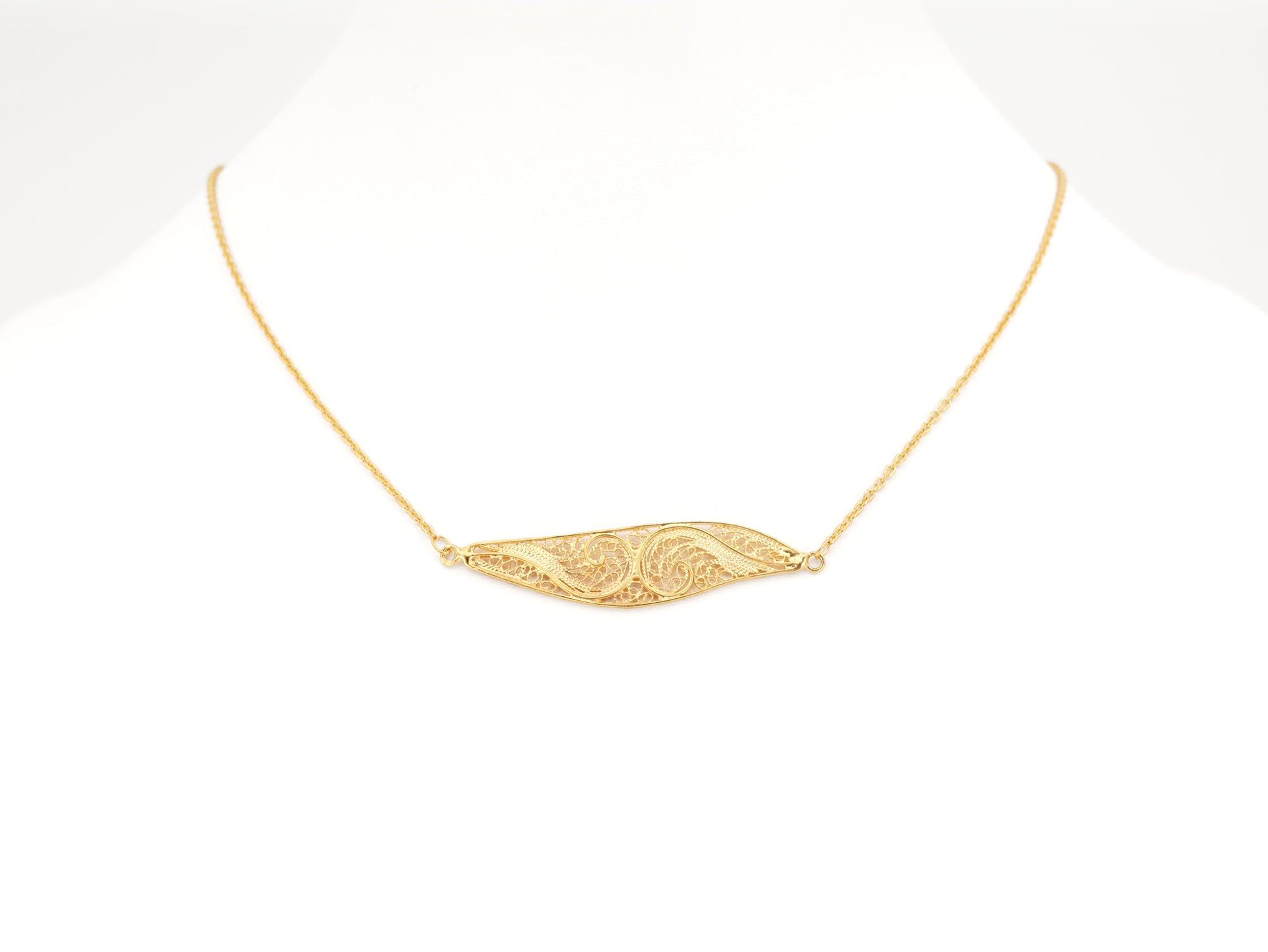 Colar Elemento Alongado Assimétrico, Filigrana Portuguesa, Prata de Lei 925 Dourada - Colar em Exposição