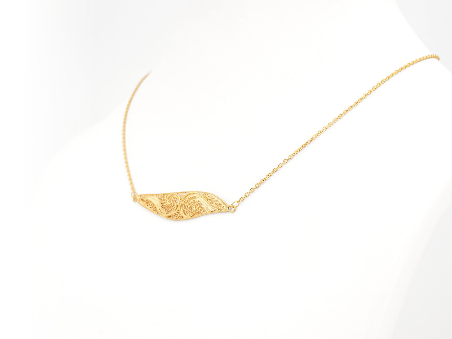 Colar Elemento Alongado Assimétrico, Filigrana Portuguesa, Prata de Lei 925 Dourada - Colar em Exposição, Perspectiva