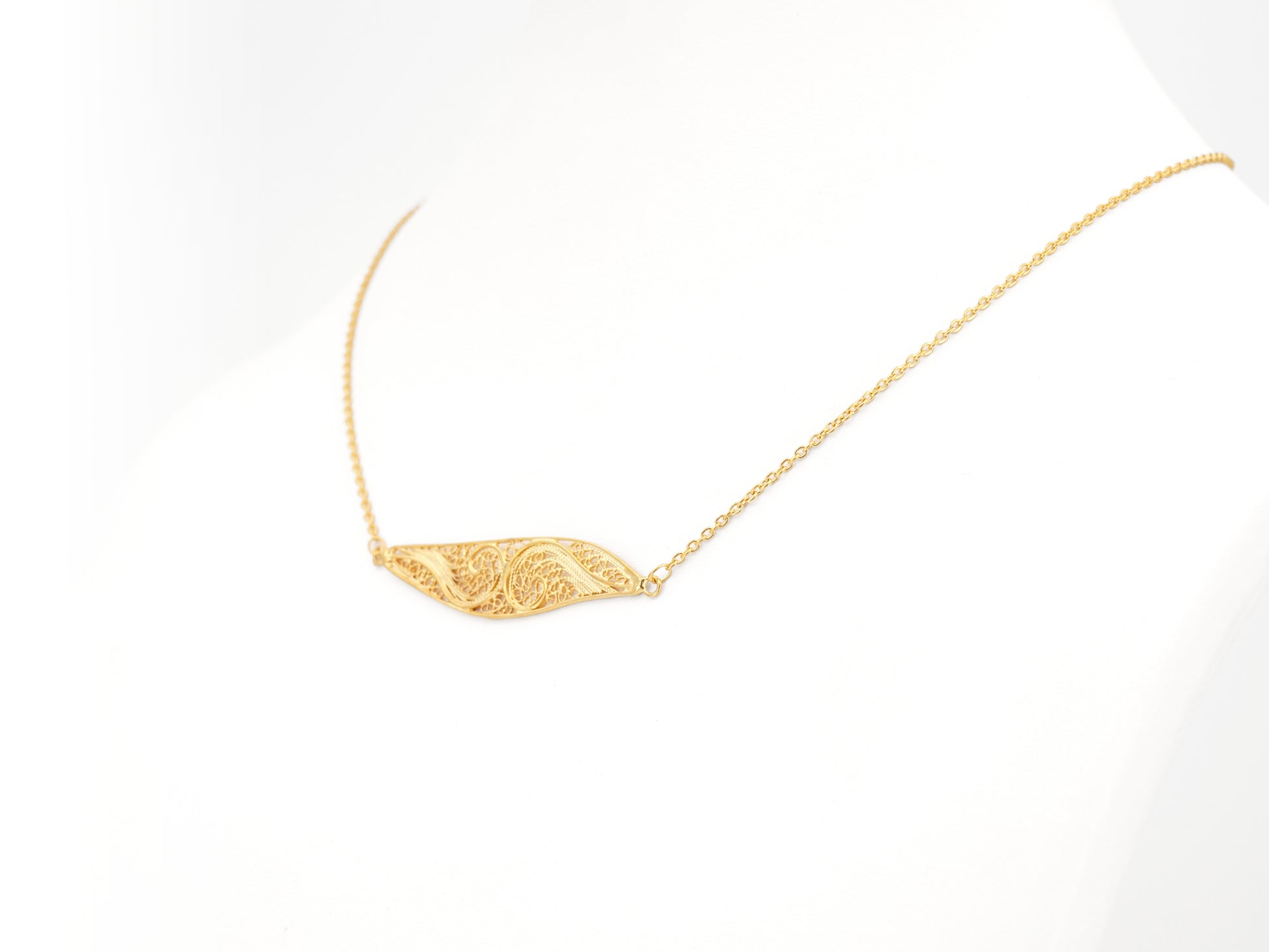 Colar Elemento Alongado Assimétrico, Filigrana Portuguesa, Prata de Lei 925 Dourada - Colar em Exposição, Perspectiva