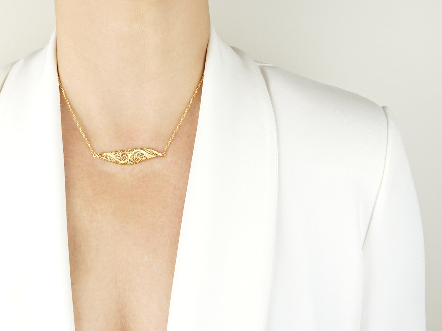 Colar Elemento Alongado Assimétrico, Filigrana Portuguesa, Prata de Lei 925 Dourada - Mulher a usar Colar