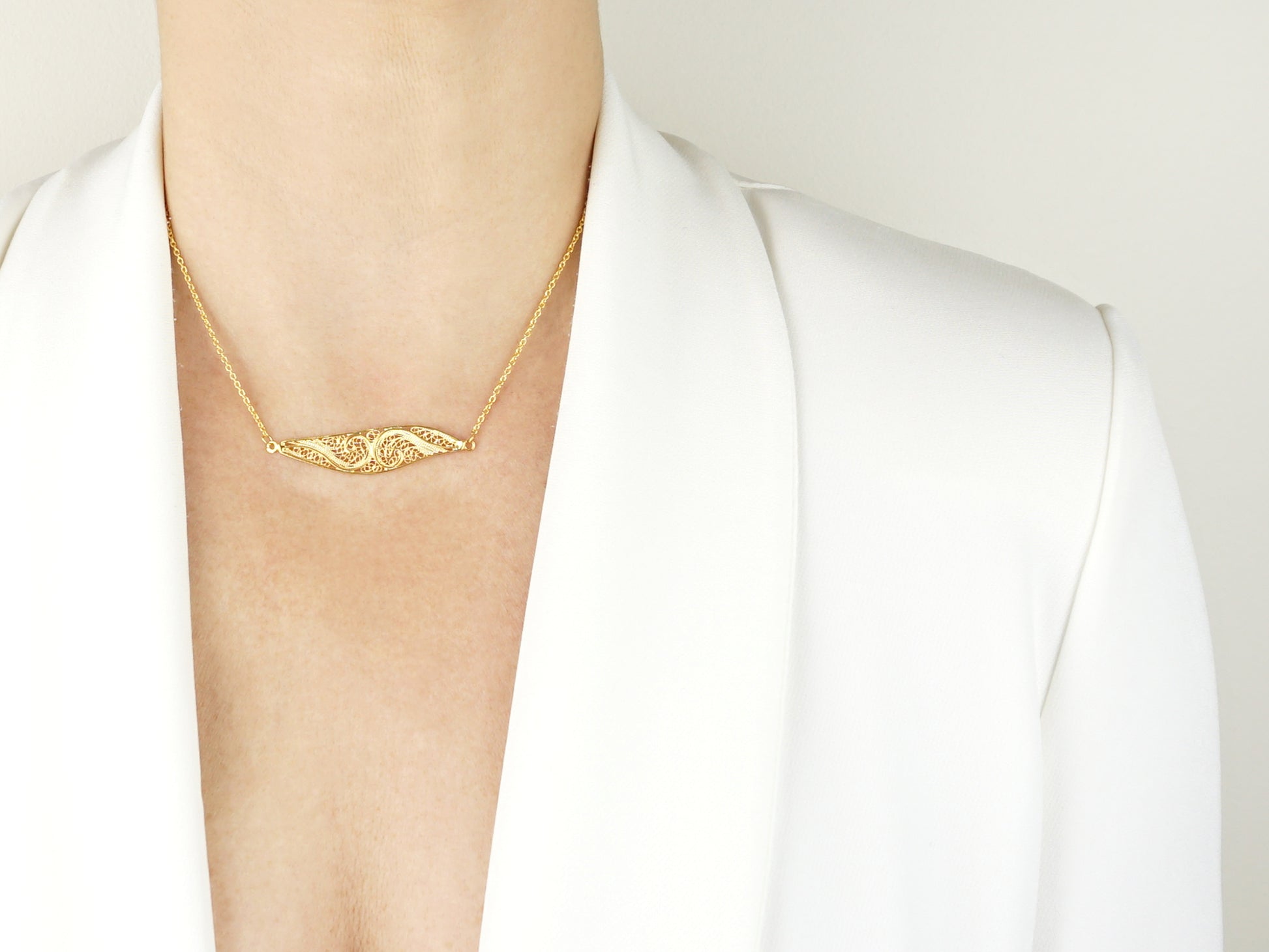 Colar Elemento Alongado Assimétrico, Filigrana Portuguesa, Prata de Lei 925 Dourada - Mulher a usar Colar