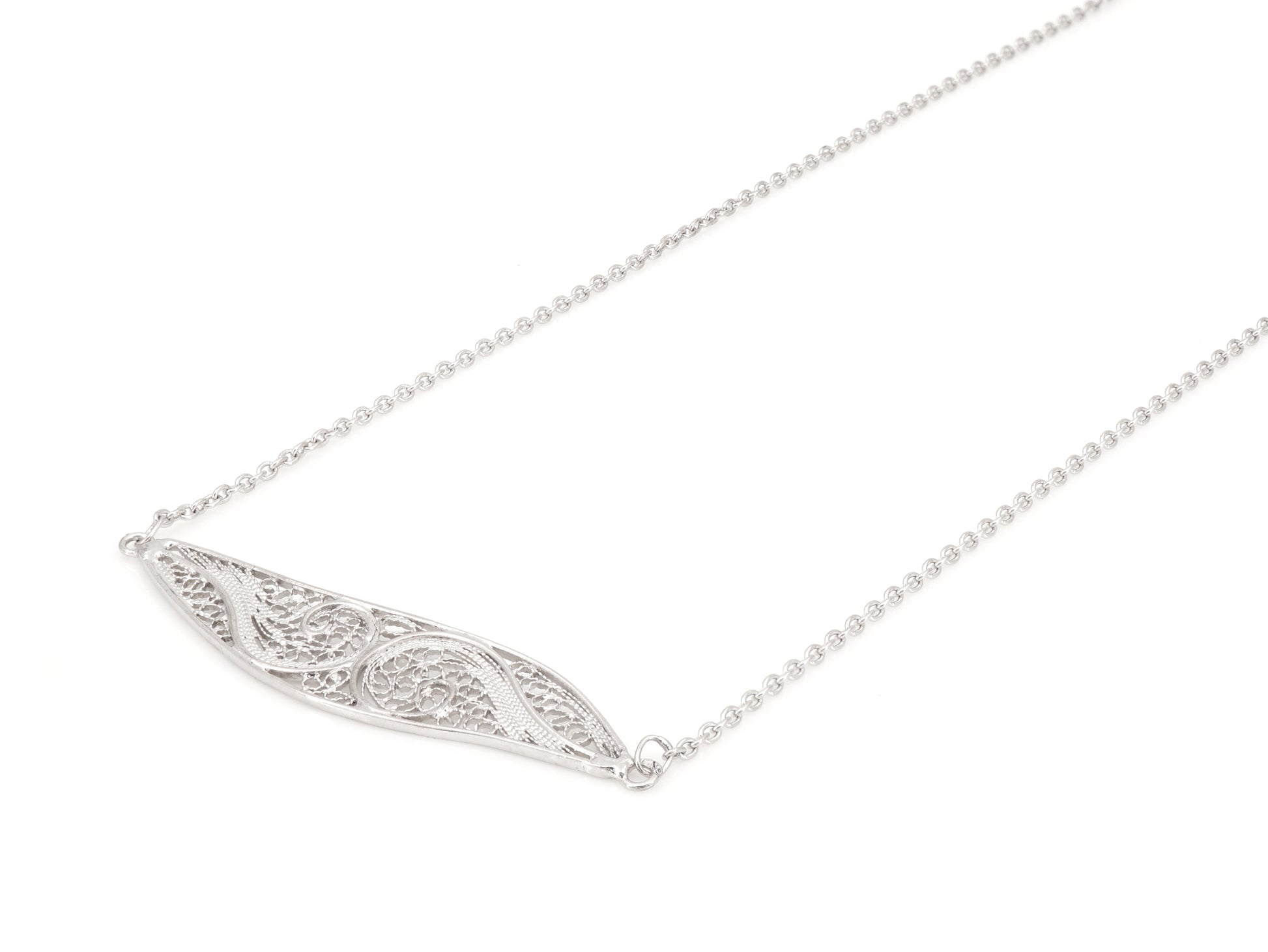Colar Elemento Alongado Assimétrico, Filigrana Portuguesa, Prata de Lei 925 - Perspectiva, Vista de Frente