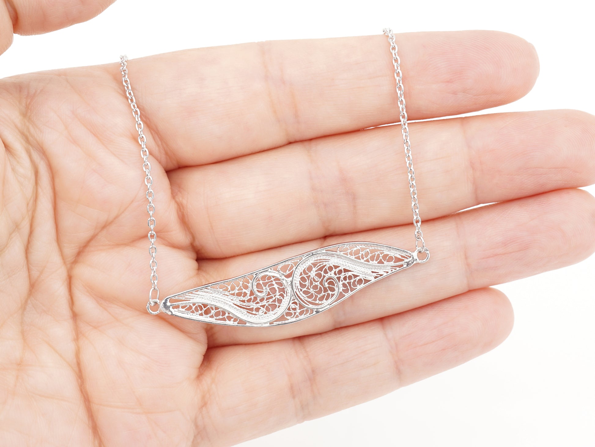 Colar Elemento Alongado Assimétrico, Filigrana Portuguesa, Prata de Lei 925 - Pormenor na Mão