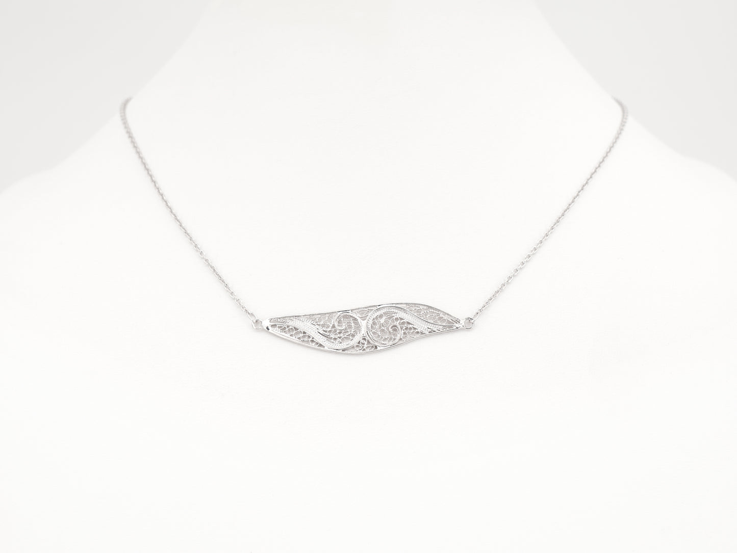 Colar Elemento Alongado Assimétrico, Filigrana Portuguesa, Prata de Lei 925 - Colar em Exposição, Vista de Frente