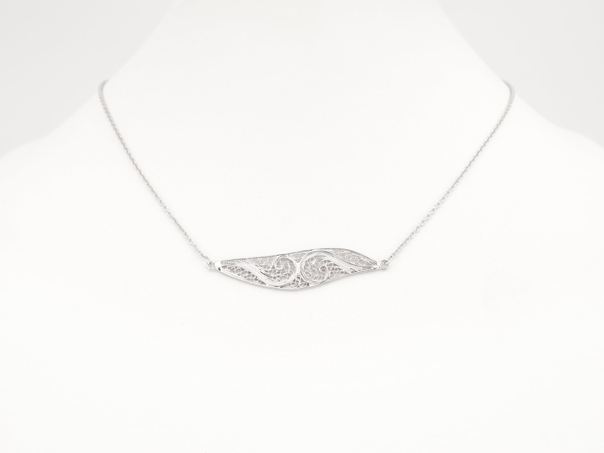 Colar Elemento Alongado Assimétrico, Filigrana Portuguesa, Prata de Lei 925 - Colar em Exposição, Vista de Frente