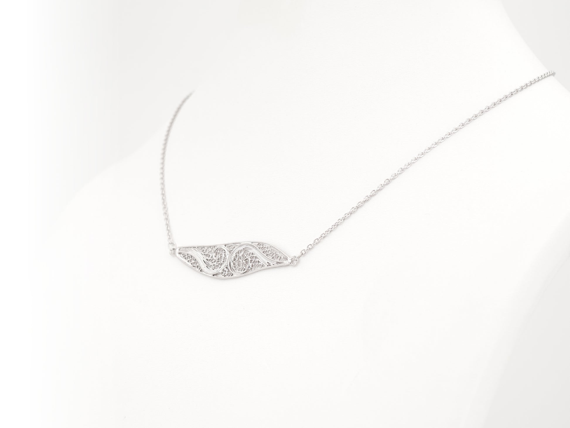 Colar Elemento Alongado Assimétrico, Filigrana Portuguesa, Prata de Lei 925 - Colar em Exposição, Perspectiva