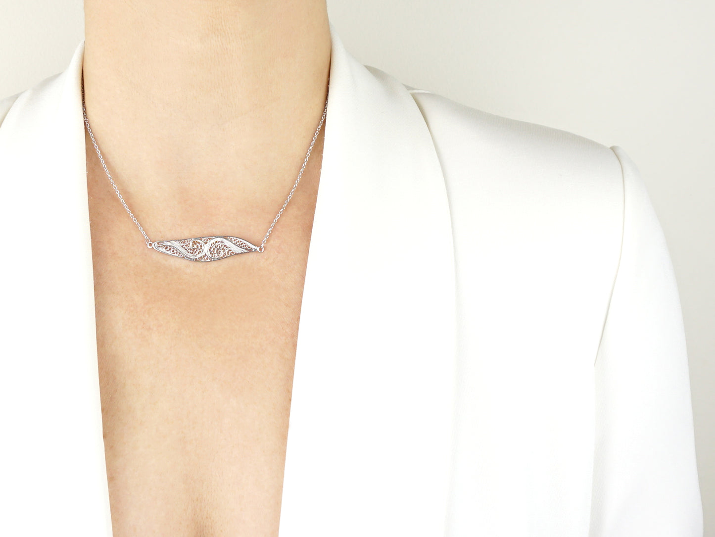 Colar Elemento Alongado Assimétrico, Filigrana Portuguesa, Prata de Lei 925 - Pormenor Mulher a usar Colar