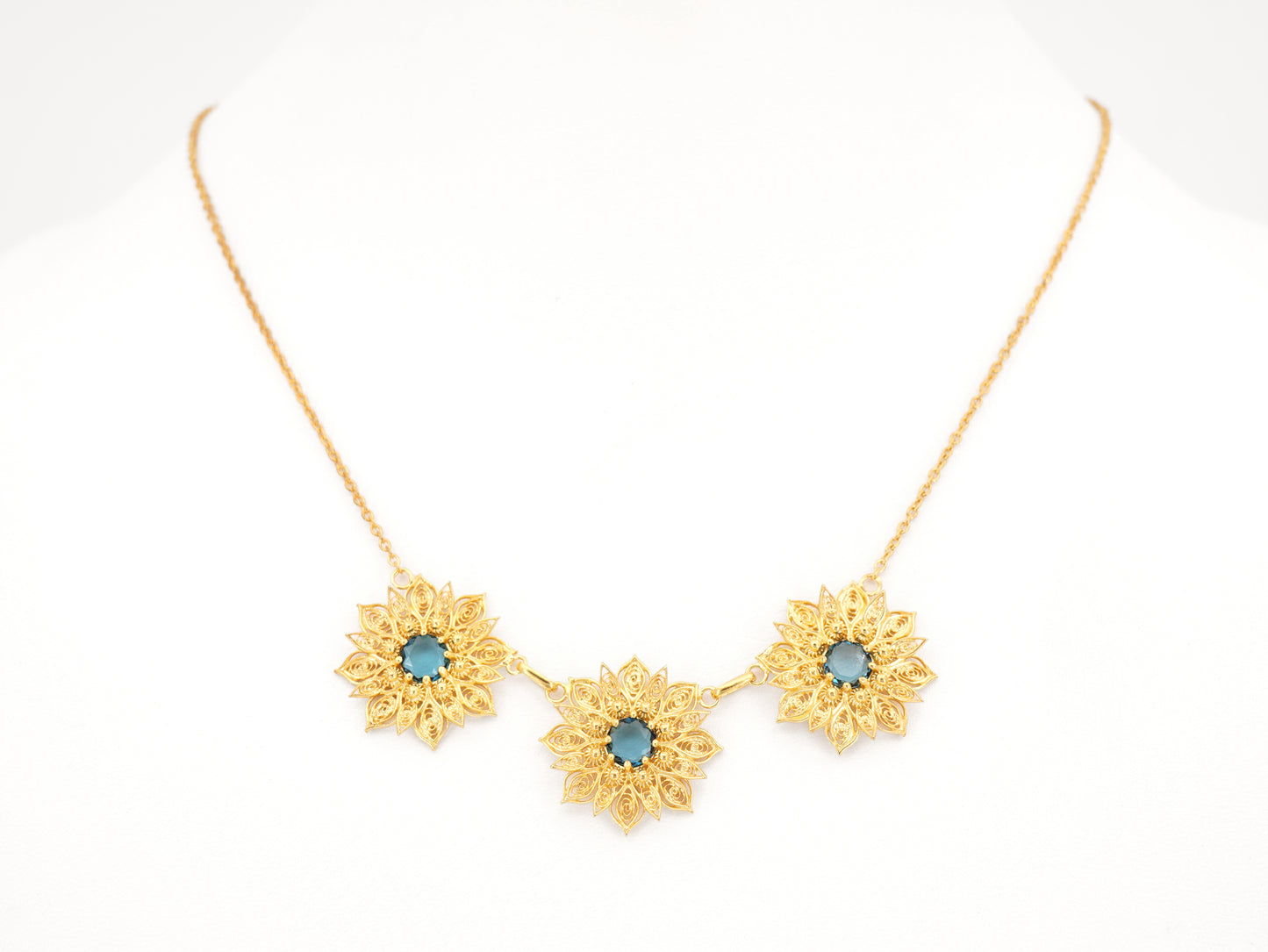 Colar Flores Ricas com Pedras, Filigrana Portuguesa, Prata de Lei 925 Dourada - Colar em Exposição, Vista de Frente