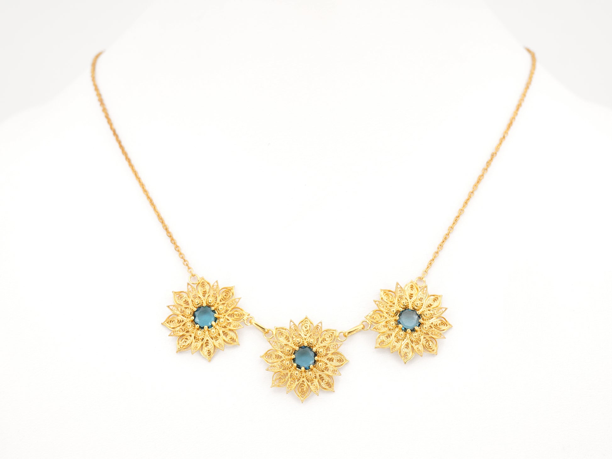 Colar Flores Ricas com Pedras, Filigrana Portuguesa, Prata de Lei 925 Dourada - Colar em Exposição, Vista de Frente